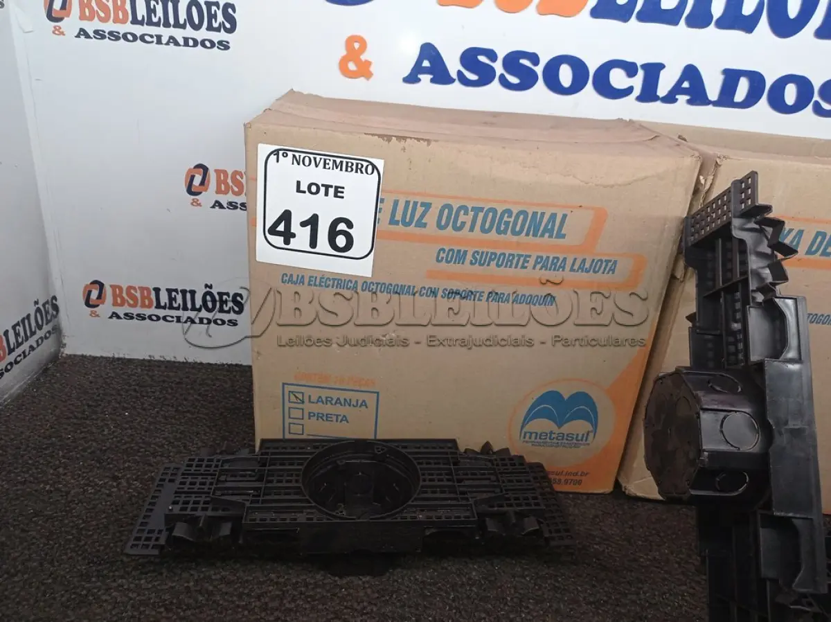 LOTE 416 - 02 CAIXAS DE LUZ OCTOGONAL. (NO ESTADO) ATENÇÃO! FAZER A VISITAÇÃO ANTES DE ARREMATAR, NÃO SABEMOS SE FUNCIONA. LEILÃO NÃO TEM GARANTIA E NEM DEVOLUÇÃO, SUJEITO A POSSÍVEIS AVARIAS VISÍVEIS/OCULTAS E/OU AUSÊNCIA DE COMPONENTES.