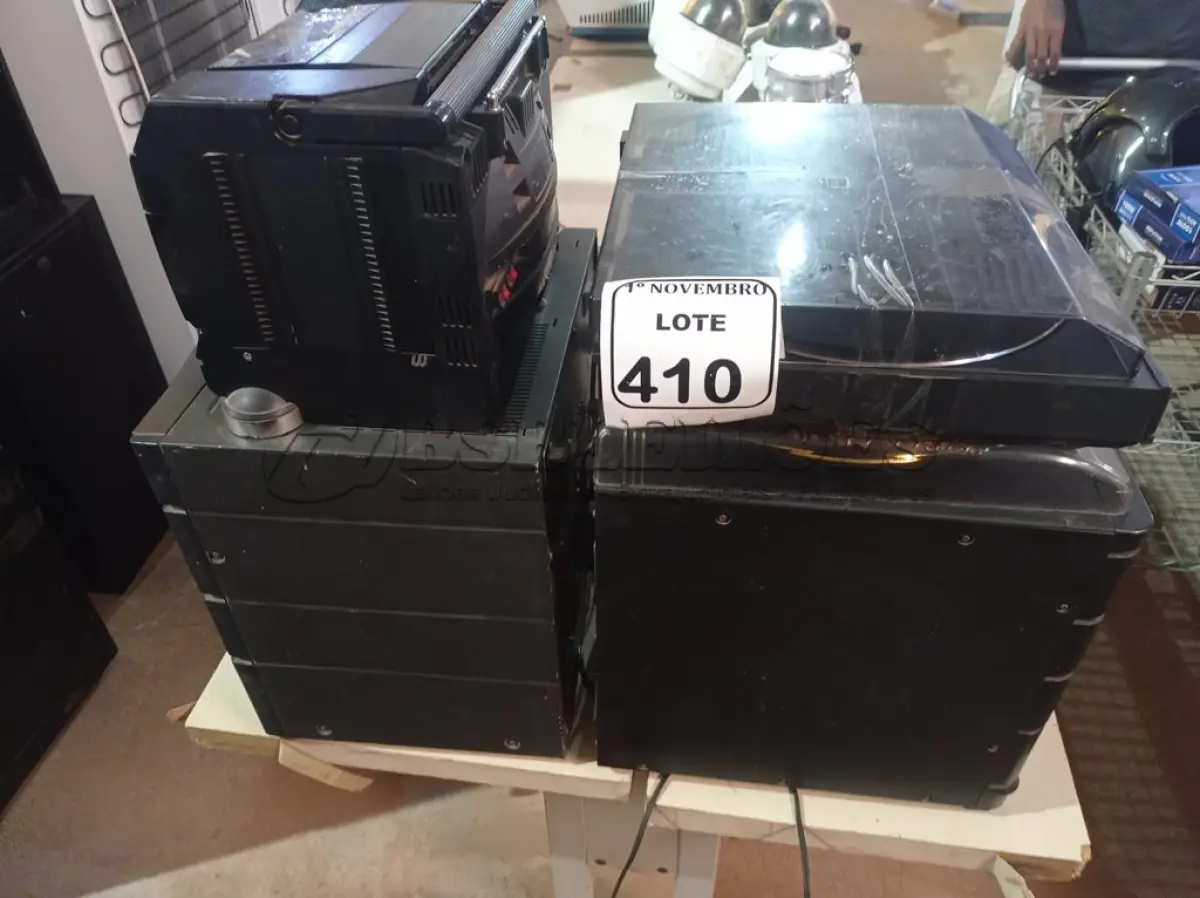 LOTE 410 - 02 TOCA DISCOS E 01 RECEIVER E 01 TOCA CDS C/AVARIAS MARCAS E MODELOS DIVERSOS.   (NO ESTADO) ATENÇÃO! FAZER A VISITAÇÃO ANTES DE ARREMATAR, NÃO SABEMOS SE FUNCIONA. LEILÃO NÃO TEM GARANTIA E NEM DEVOLUÇÃO, SUJEITO A POSSÍVEIS AVARIAS VISÍVEIS/OCULTAS E/OU AUSÊNCIA DE COMPONENTES.