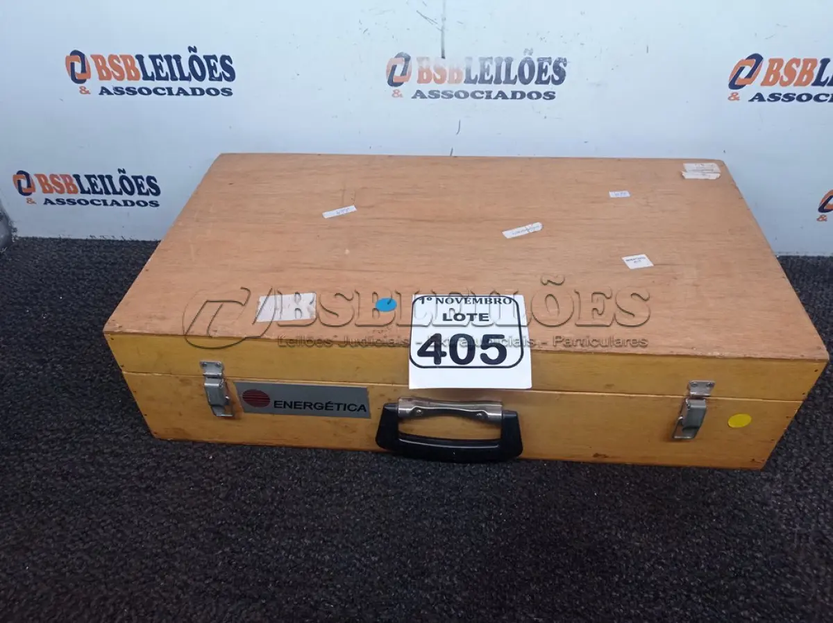 LOTE 405 - 01 CAIXA DE MADEIRA P/MATERIAIS DE LABORATÓRIO. (NO ESTADO) ATENÇÃO! FAZER A VISITAÇÃO ANTES DE ARREMATAR, NÃO SABEMOS SE FUNCIONA. LEILÃO NÃO TEM GARANTIA E NEM DEVOLUÇÃO, SUJEITO A POSSÍVEIS AVARIAS VISÍVEIS/OCULTAS E/OU AUSÊNCIA DE COMPONENTES.