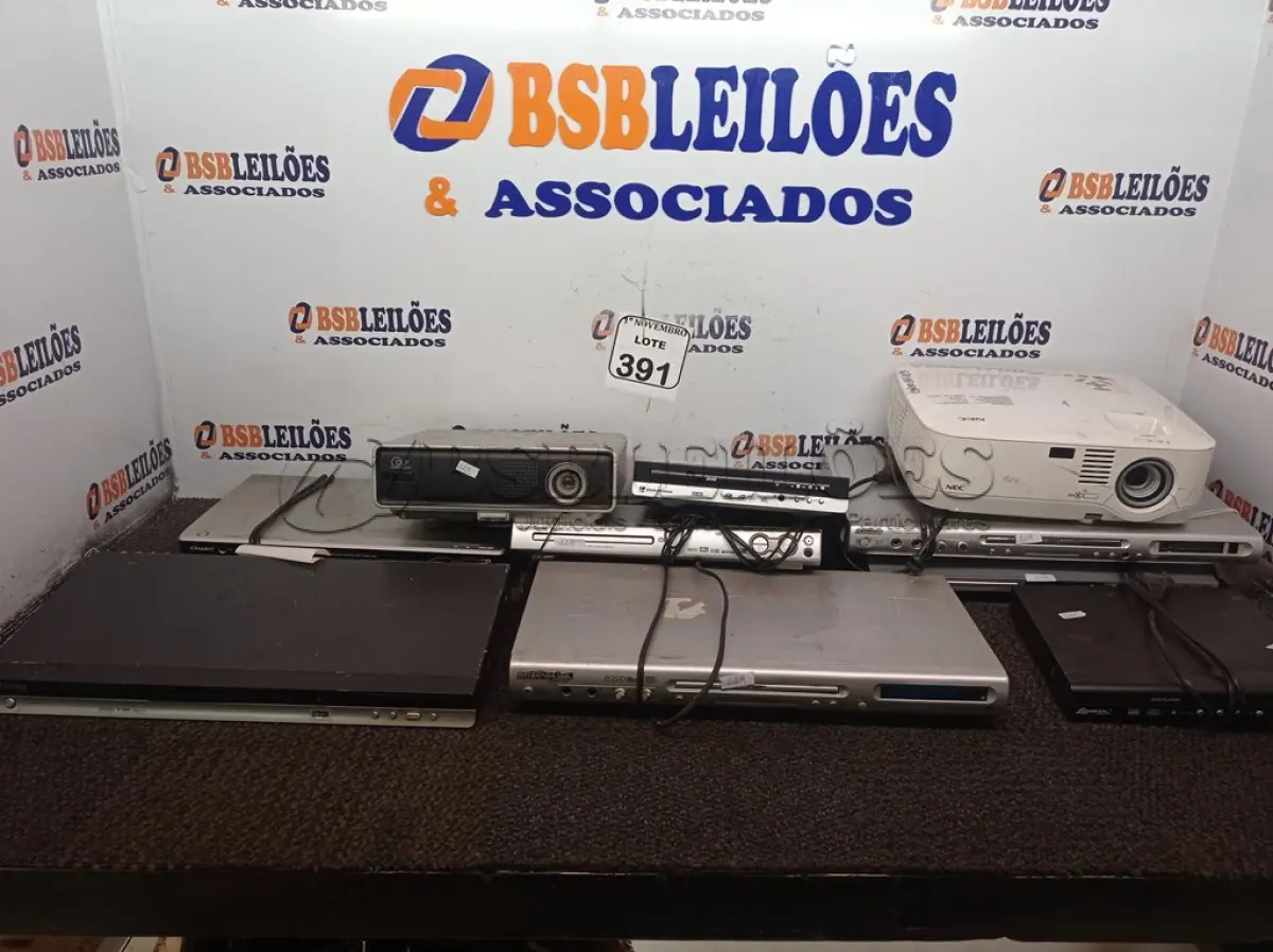 LOTE 391 - 02 PROJETORES MULTIMIDIA P/RETIRADA DE PEÇAS E DIVERSOS APARELHOS DVD MARCAS E MODELOS DIVERSOS. (NO ESTADO) ATENÇÃO! FAZER A VISITAÇÃO ANTES DE ARREMATAR, NÃO SABEMOS SE FUNCIONA. LEILÃO NÃO TEM GARANTIA E NEM DEVOLUÇÃO, SUJEITO A POSSÍVEIS AVARIAS VISÍVEIS/OCULTAS E/OU AUSÊNCIA DE COMPONENTES.