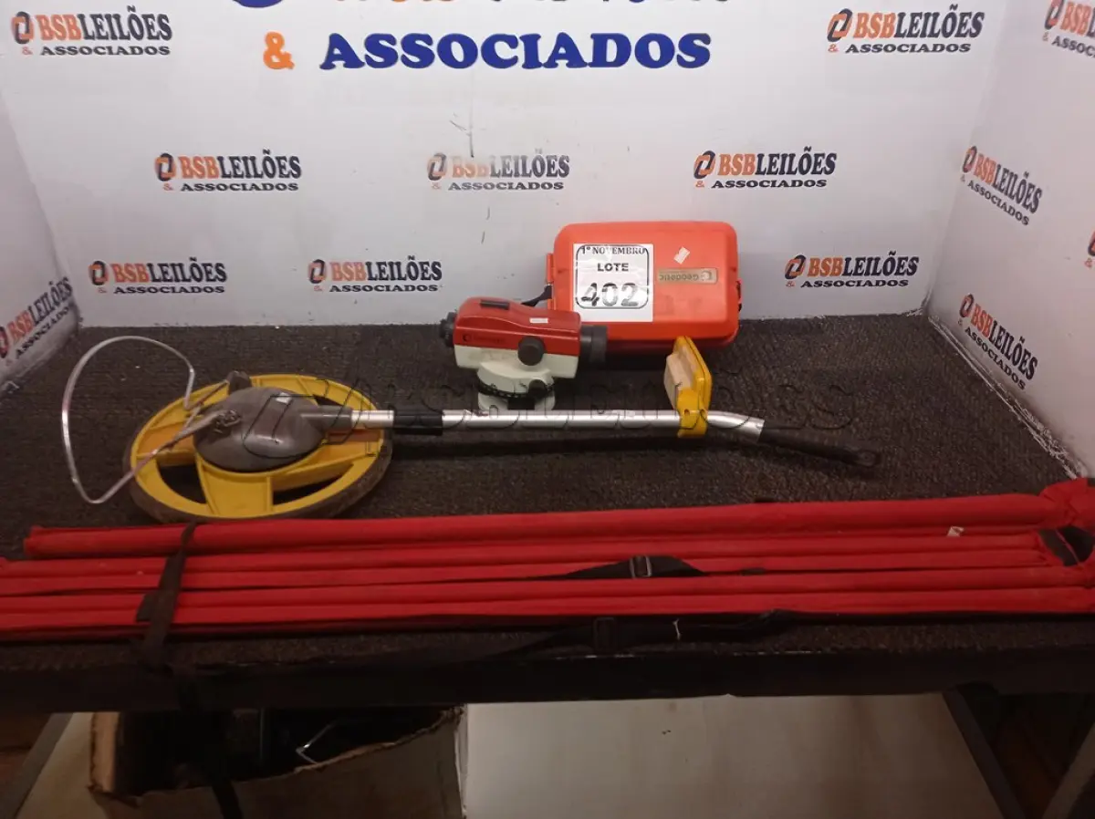 LOTE 402 - 01 APARELHO DE TOPOGRAFIA, 01 MEDIDOR DE RUA 03 VARÕES. (NO ESTADO) ATENÇÃO! FAZER A VISITAÇÃO ANTES DE ARREMATAR, NÃO SABEMOS SE FUNCIONA. LEILÃO NÃO TEM GARANTIA E NEM DEVOLUÇÃO, SUJEITO A POSSÍVEIS AVARIAS VISÍVEIS/OCULTAS E/OU AUSÊNCIA DE COMPONENTES.