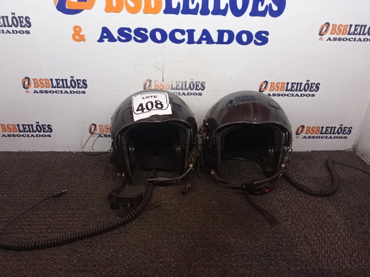 LOTE 408 - 02 CAPACETES DE PILOTO. (NO ESTADO) ATENÇÃO! FAZER A VISITAÇÃO ANTES DE ARREMATAR, NÃO SABEMOS SE FUNCIONA. LEILÃO NÃO TEM GARANTIA E NEM DEVOLUÇÃO, SUJEITO A POSSÍVEIS AVARIAS VISÍVEIS/OCULTAS E/OU AUSÊNCIA DE COMPONENTES.