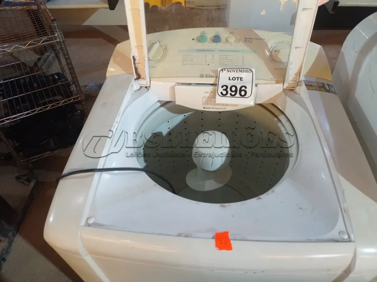 LOTE 396 - 01 MÁQUINA DE LAVAR ELECTROLUX 8KG. (NO ESTADO) ATENÇÃO! FAZER A VISITAÇÃO ANTES DE ARREMATAR, NÃO SABEMOS SE FUNCIONA. LEILÃO NÃO TEM GARANTIA E NEM DEVOLUÇÃO, SUJEITO A POSSÍVEIS AVARIAS VISÍVEIS/OCULTAS E/OU AUSÊNCIA DE COMPONENTES.
