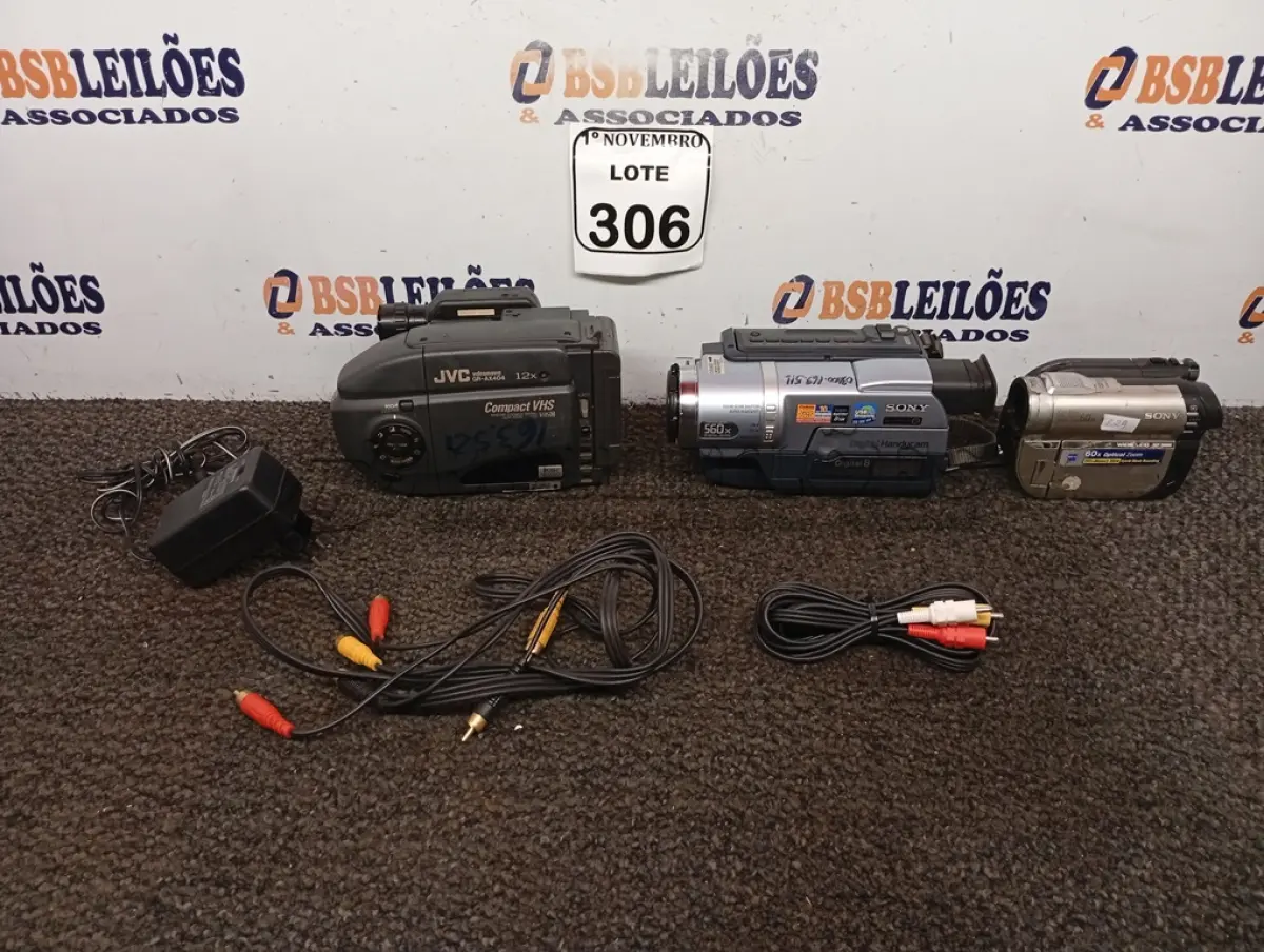 LOTE 306 - 03 FILMADORAS DIGITAIS MARCAS E MODELOS DIVERSOS. (NO ESTADO) ATENÇÃO! FAZER A VISITAÇÃO ANTES DE ARREMATAR, NÃO SABEMOS SE FUNCIONA. LEILÃO NÃO TEM GARANTIA E NEM DEVOLUÇÃO, SUJEITO A POSSÍVEIS AVARIAS VISÍVEIS/OCULTAS E/OU AUSÊNCIA DE COMPONENTES.