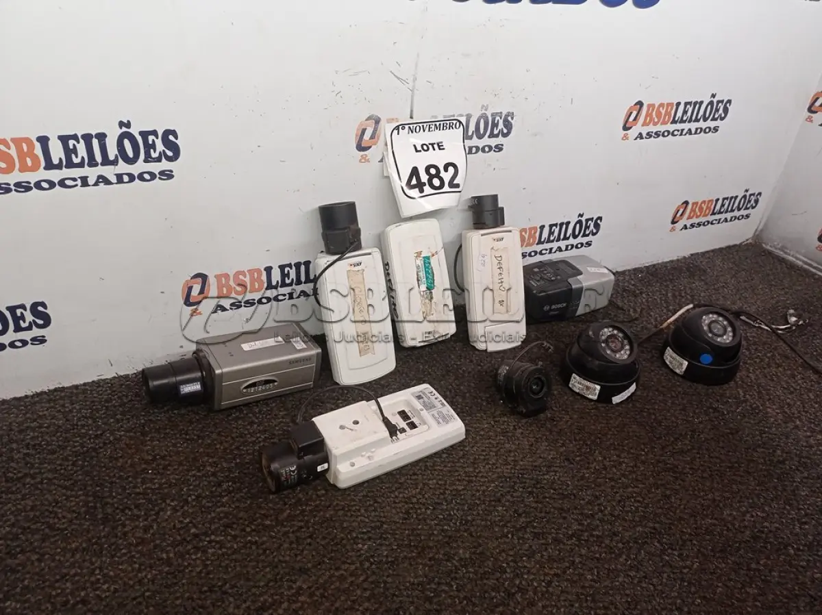LOTE 482 - 08 CÂMERAS DE MONITORAMENTO MARCAS E MODELOS DIVERSOS. (NO ESTADO) ATENÇÃO! FAZER A VISITAÇÃO ANTES DE ARREMATAR, NÃO SABEMOS SE FUNCIONA. LEILÃO NÃO TEM GARANTIA E NEM DEVOLUÇÃO, SUJEITO A POSSÍVEIS AVARIAS VISÍVEIS/OCULTAS E/OU AUSÊNCIA DE COMPONENTES.