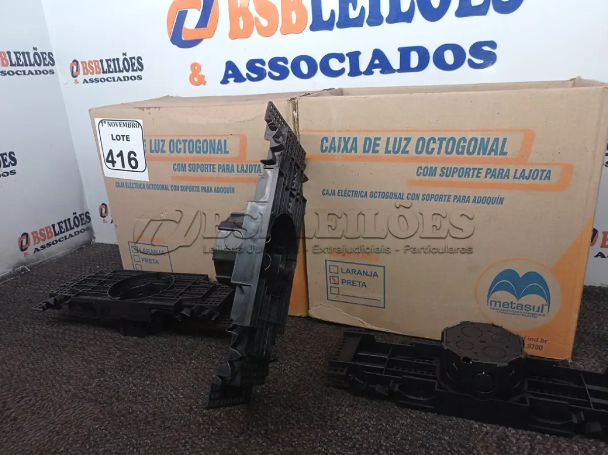 LOTE 416 - 02 CAIXAS DE LUZ OCTOGONAL. (NO ESTADO) ATENÇÃO! FAZER A VISITAÇÃO ANTES DE ARREMATAR, NÃO SABEMOS SE FUNCIONA. LEILÃO NÃO TEM GARANTIA E NEM DEVOLUÇÃO, SUJEITO A POSSÍVEIS AVARIAS VISÍVEIS/OCULTAS E/OU AUSÊNCIA DE COMPONENTES.