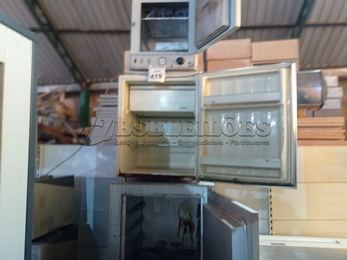 LOTE 419 - 02 ESTUFAS PARA A ESTERILIZAÇÃO MARCAS E MODELOS DIVERSOS E 01 FRIGOBAR MARCA CONSUL. (NO ESTADO) ATENÇÃO! FAZER A VISITAÇÃO ANTES DE ARREMATAR, NÃO SABEMOS SE FUNCIONA. LEILÃO NÃO TEM GARANTIA E NEM DEVOLUÇÃO, SUJEITO A POSSÍVEIS AVARIAS VISÍVEIS/OCULTAS E/OU AUSÊNCIA DE COMPONENTES.