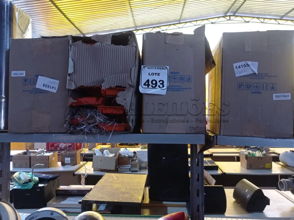 LOTE 493 - 04 CAIXAS DE LUZ OCTOGONAL. (NO ESTADO) ATENÇÃO! FAZER A VISITAÇÃO ANTES DE ARREMATAR, NÃO SABEMOS SE FUNCIONA. LEILÃO NÃO TEM GARANTIA E NEM DEVOLUÇÃO, SUJEITO A POSSÍVEIS AVARIAS VISÍVEIS/OCULTAS E/OU AUSÊNCIA DE COMPONENTES.