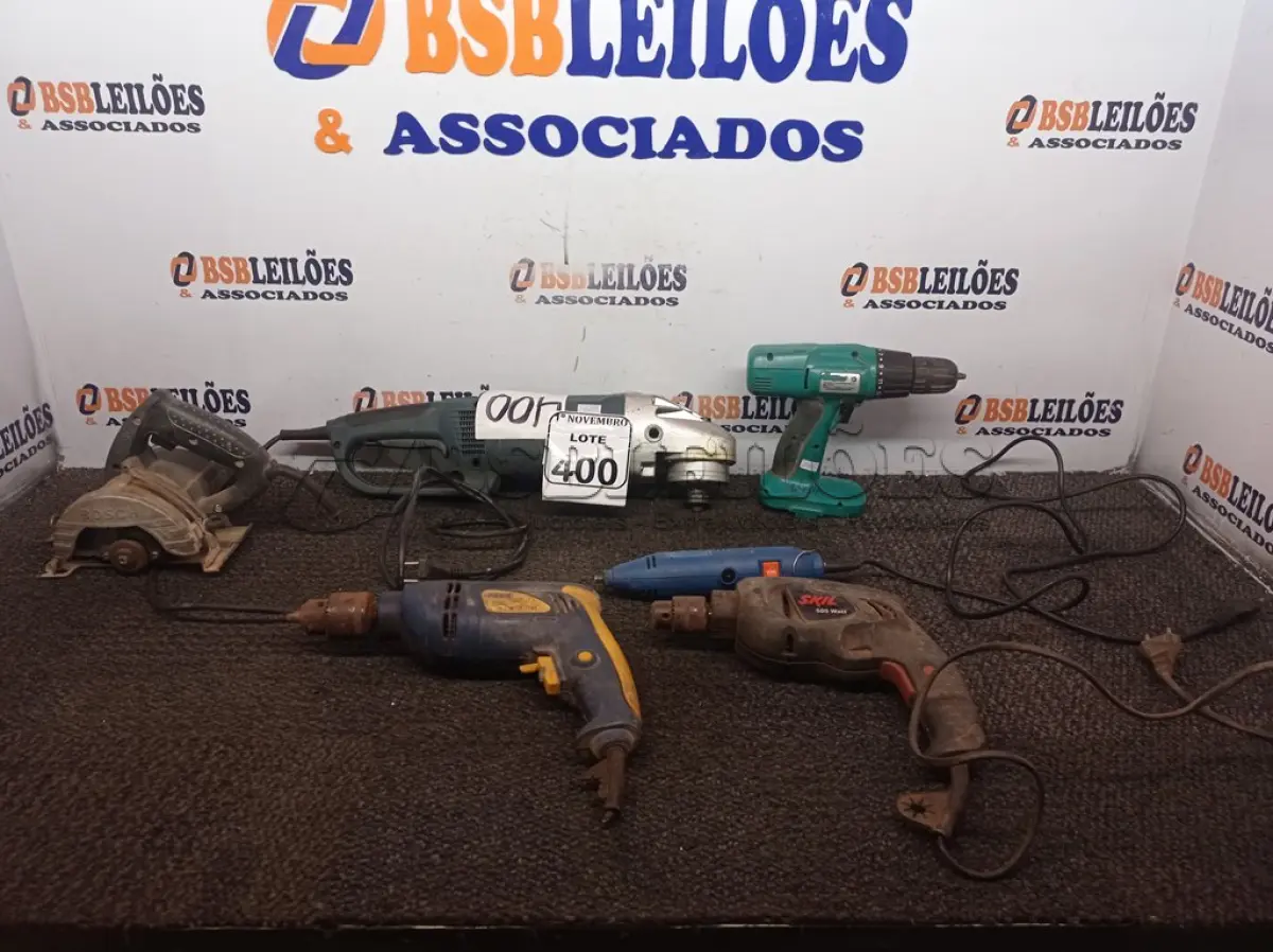LOTE 400 - 01 LIXADEIRA, 02 PARAFUSADEIRAS, 02 FURADEIRAS E 01 MAKITA SUCATA. (NO ESTADO) ATENÇÃO! FAZER A VISITAÇÃO ANTES DE ARREMATAR, NÃO SABEMOS SE FUNCIONA. LEILÃO NÃO TEM GARANTIA E NEM DEVOLUÇÃO, SUJEITO A POSSÍVEIS AVARIAS VISÍVEIS/OCULTAS E/OU AUSÊNCIA DE COMPONENTES.