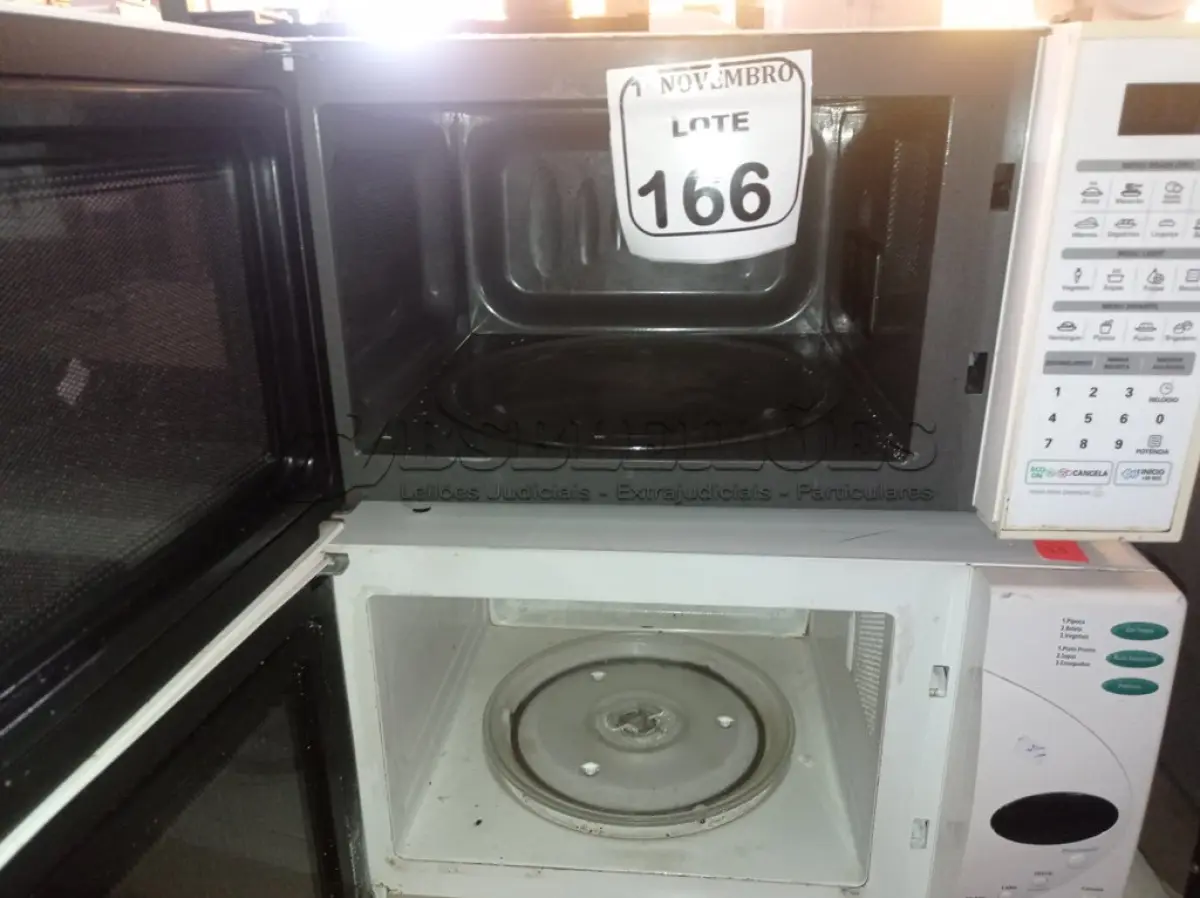LOTE 166 - 02 MICRO-ONDAS MARCAS ELECTROLUX E LG C/ PRATOS (NO ESTADO) ATENÇÃO! FAZER A VISITAÇÃO ANTES DE ARREMATAR, NÃO SABEMOS SE FUNCIONA. LEILÃO NÃO TEM GARANTIA E NEM DEVOLUÇÃO, SUJEITO A POSSÍVEIS AVARIAS VISÍVEIS/OCULTAS E/OU AUSÊNCIA DE COMPONENTES.