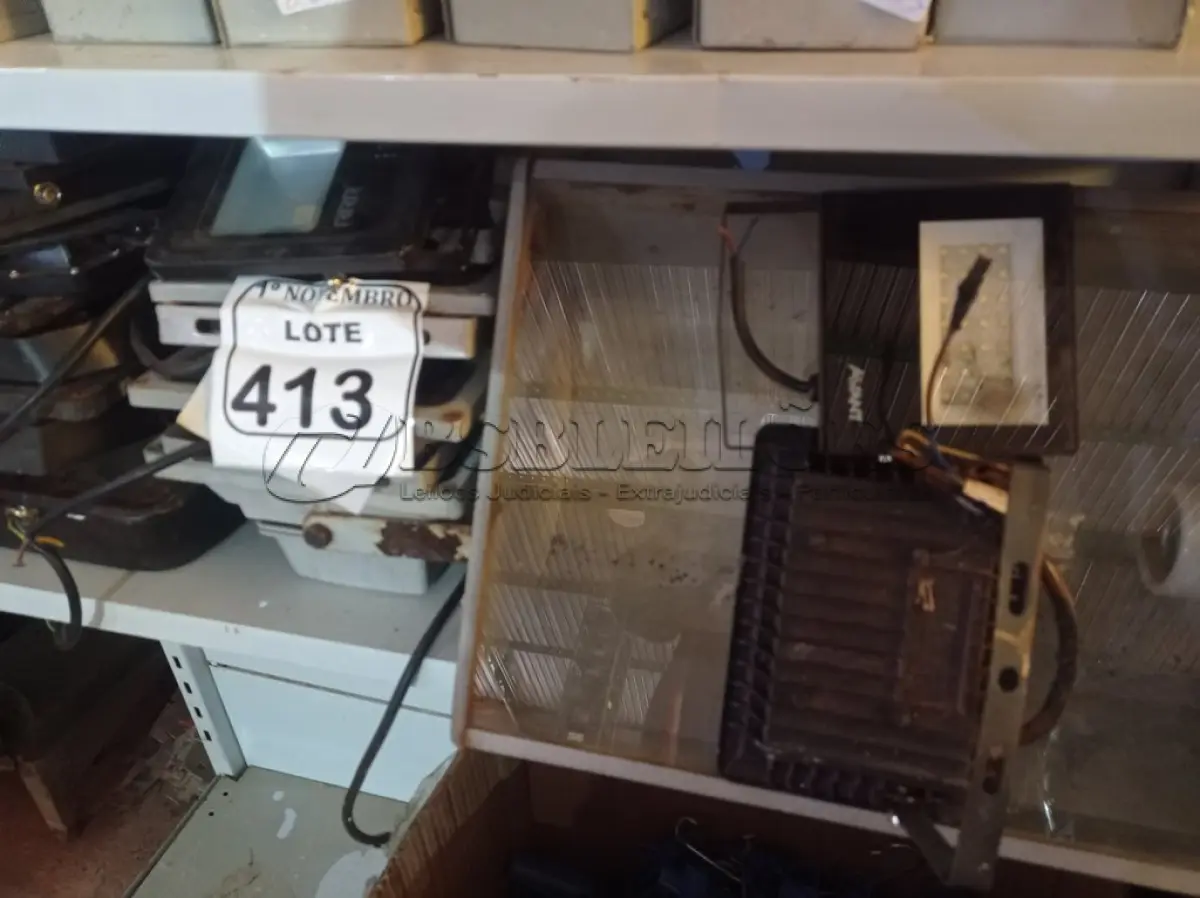 LOTE 413 - 01 LOTE C/ DIVERSOS REFLETORES. (NO ESTADO) ATENÇÃO! FAZER A VISITAÇÃO ANTES DE ARREMATAR, NÃO SABEMOS SE FUNCIONA. LEILÃO NÃO TEM GARANTIA E NEM DEVOLUÇÃO, SUJEITO A POSSÍVEIS AVARIAS VISÍVEIS/OCULTAS E/OU AUSÊNCIA DE COMPONENTES.