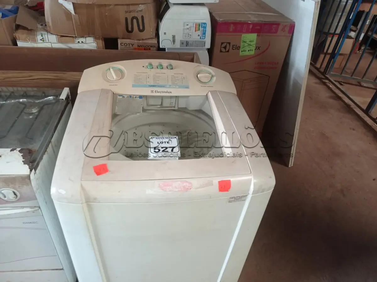LOTE 527 - 01 MÁQUINA DE LAVAR ROUPAS ELECTROLUX 09KG. (NO ESTADO) ATENÇÃO! FAZER A VISITAÇÃO ANTES DE ARREMATAR, NÃO SABEMOS SE FUNCIONA. LEILÃO NÃO TEM GARANTIA E NEM DEVOLUÇÃO, SUJEITO A POSSÍVEIS AVARIAS VISÍVEIS/OCULTAS E/OU AUSÊNCIA DE COMPONENTES.