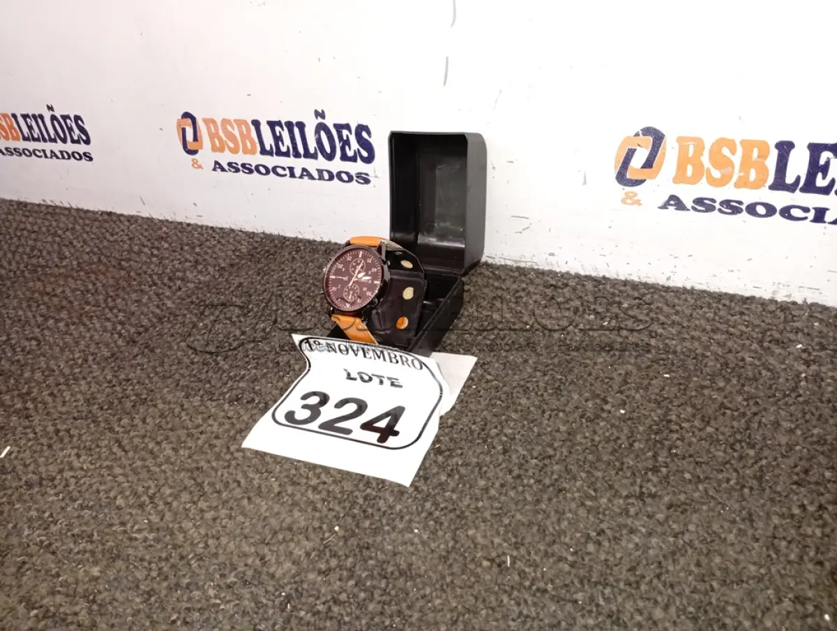 LOTE 324 - 01 RELÓGIO DE PULSO. (NO ESTADO) ATENÇÃO! FAZER A VISITAÇÃO ANTES DE ARREMATAR, NÃO SABEMOS SE FUNCIONA. LEILÃO NÃO TEM GARANTIA E NEM DEVOLUÇÃO, SUJEITO A POSSÍVEIS AVARIAS VISÍVEIS/OCULTAS E/OU AUSÊNCIA DE COMPONENTES.