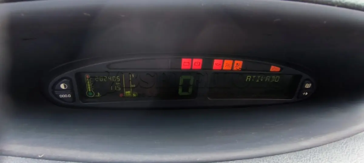 LOTE 011 - 01 CITROEN XSARA PICASSO II16GLXF ALCOOL/GASOLINA, NA COR PRATA, ANO 2010/2011.TODOS OS DOCUMENTOS DE 2024 PAGOS. (NO ESTADO)