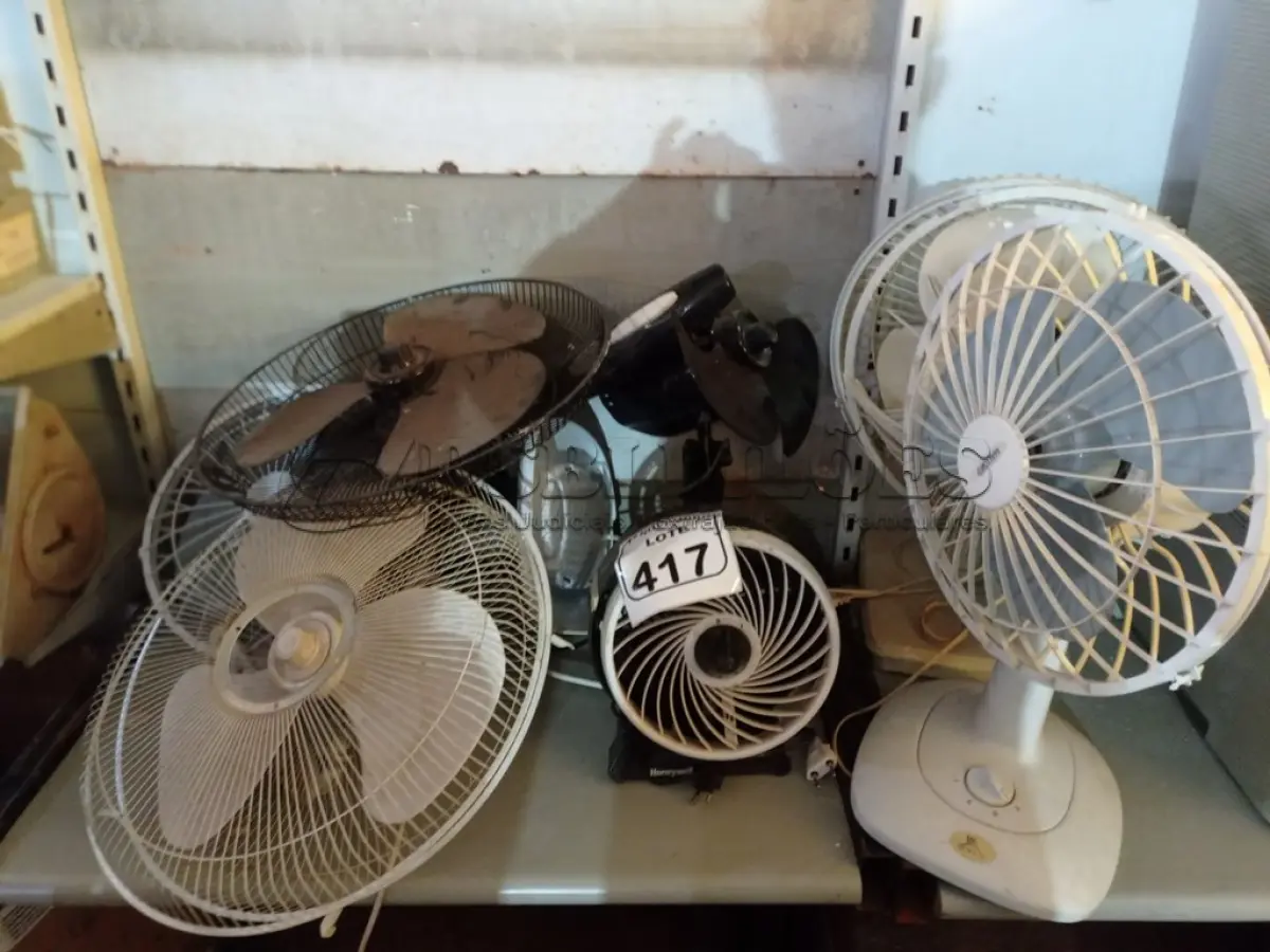 LOTE 417 - 01 LOTE COM DIVERSOS VENTILADORES MARCAS E MODELOS DIVERSOS. (NO ESTADO) ATENÇÃO! FAZER A VISITAÇÃO ANTES DE ARREMATAR, NÃO SABEMOS SE FUNCIONA. LEILÃO NÃO TEM GARANTIA E NEM DEVOLUÇÃO, SUJEITO A POSSÍVEIS AVARIAS VISÍVEIS/OCULTAS E/OU AUSÊNCIA DE COMPONENTES.