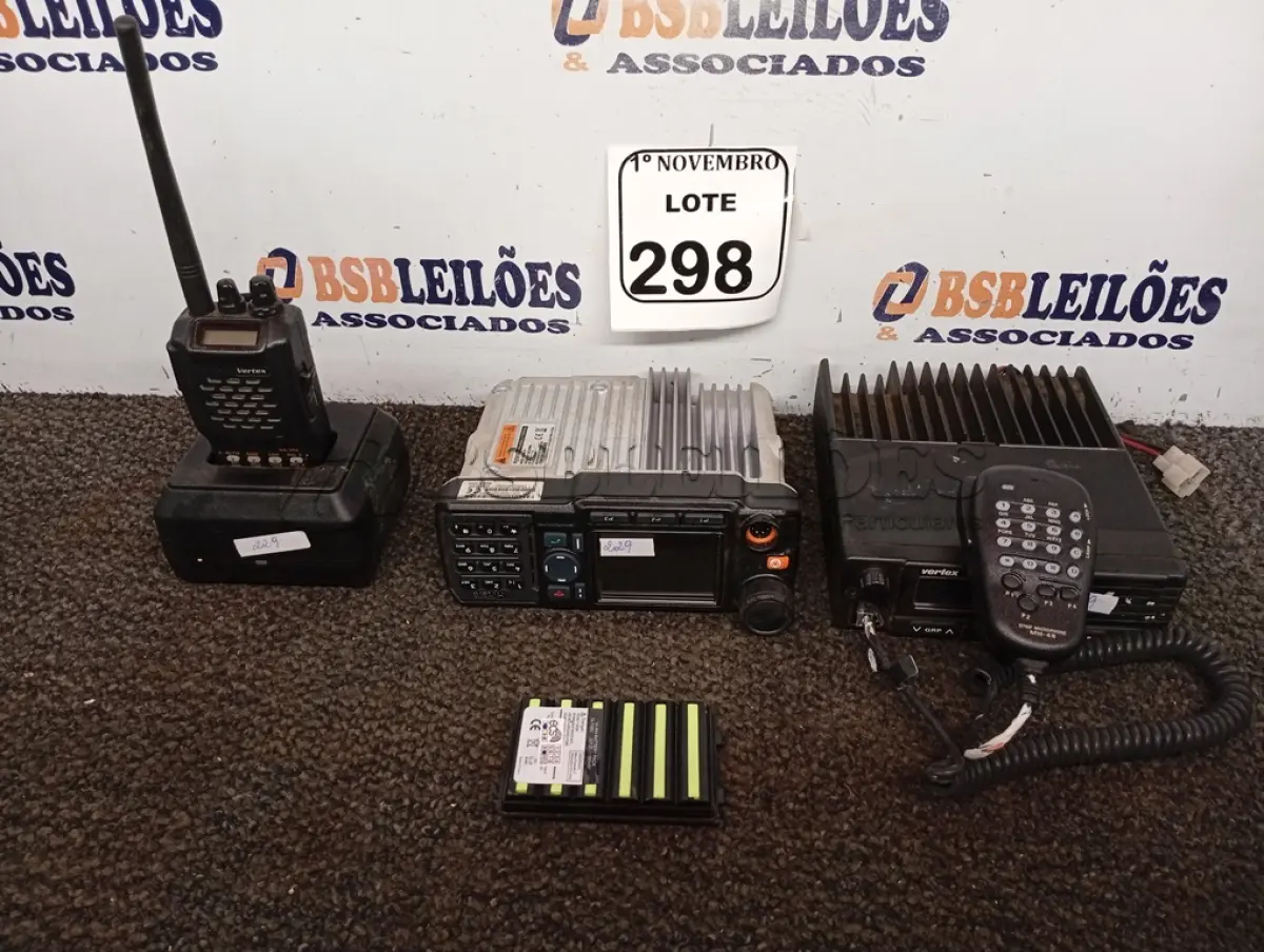LOTE 298 - 03 RÁDIOS COMUNICADORES MARCAS E MODELOS DIVERSOS. (NO ESTADO) ATENÇÃO! FAZER A VISITAÇÃO ANTES DE ARREMATAR, NÃO SABEMOS SE FUNCIONA. LEILÃO NÃO TEM GARANTIA E NEM DEVOLUÇÃO, SUJEITO A POSSÍVEIS AVARIAS VISÍVEIS/OCULTAS E/OU AUSÊNCIA DE COMPONENTES.