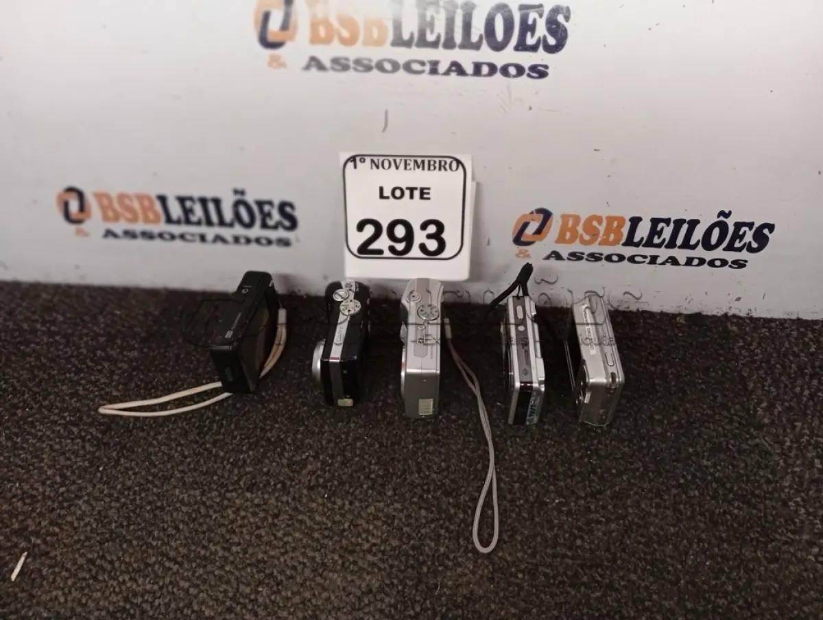 LOTE 293 - 01 LOTE COM 05 CÂMERAS DIGITAIS DIVERSAS. (NO ESTADO) ATENÇÃO! FAZER A VISITAÇÃO ANTES DE ARREMATAR, NÃO SABEMOS SE FUNCIONA. LEILÃO NÃO TEM GARANTIA E NEM DEVOLUÇÃO, SUJEITO A POSSÍVEIS AVARIAS VISÍVEIS/OCULTAS E/OU AUSÊNCIA DE COMPONENTES.