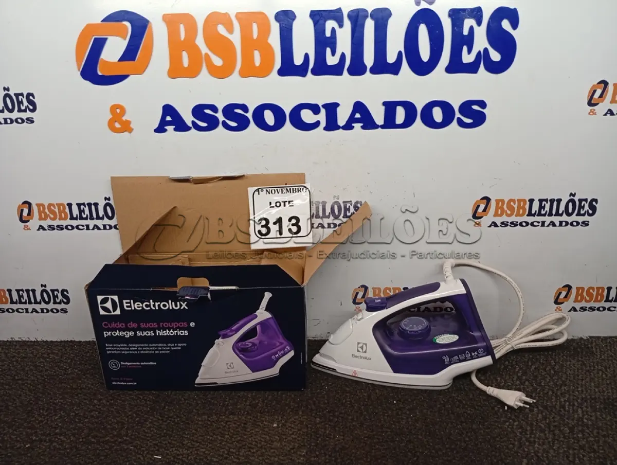 LOTE 313 - 01 FERRO A VAPOR P/PASSAR ROUPAS ELECTROLUX COR BRANCA C/ROXO (NOVO). (NO ESTADO) ATENÇÃO! FAZER A VISITAÇÃO ANTES DE ARREMATAR, NÃO SABEMOS SE FUNCIONA. LEILÃO NÃO TEM GARANTIA E NEM DEVOLUÇÃO, SUJEITO A POSSÍVEIS AVARIAS VISÍVEIS/OCULTAS E/OU AUSÊNCIA DE COMPONENTES.
