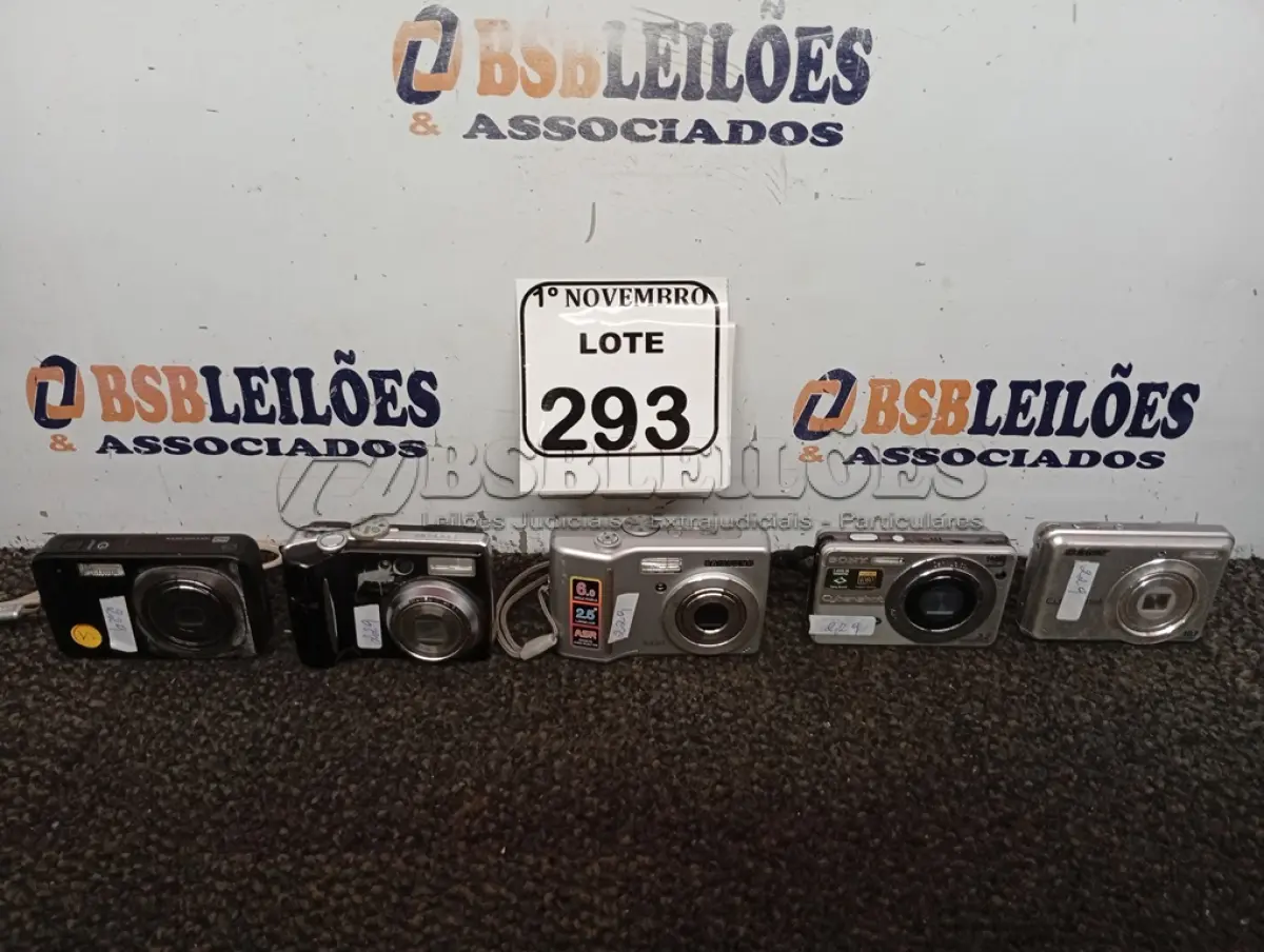 LOTE 293 - 01 LOTE COM 05 CÂMERAS DIGITAIS DIVERSAS. (NO ESTADO) ATENÇÃO! FAZER A VISITAÇÃO ANTES DE ARREMATAR, NÃO SABEMOS SE FUNCIONA. LEILÃO NÃO TEM GARANTIA E NEM DEVOLUÇÃO, SUJEITO A POSSÍVEIS AVARIAS VISÍVEIS/OCULTAS E/OU AUSÊNCIA DE COMPONENTES.