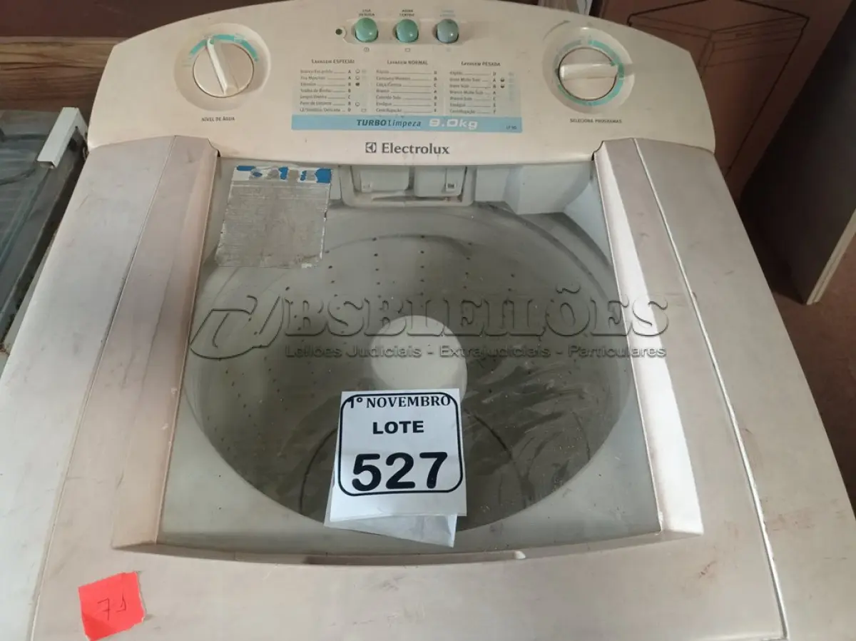LOTE 527 - 01 MÁQUINA DE LAVAR ROUPAS ELECTROLUX 09KG. (NO ESTADO) ATENÇÃO! FAZER A VISITAÇÃO ANTES DE ARREMATAR, NÃO SABEMOS SE FUNCIONA. LEILÃO NÃO TEM GARANTIA E NEM DEVOLUÇÃO, SUJEITO A POSSÍVEIS AVARIAS VISÍVEIS/OCULTAS E/OU AUSÊNCIA DE COMPONENTES.