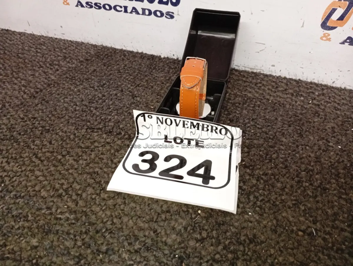 LOTE 324 - 01 RELÓGIO DE PULSO. (NO ESTADO) ATENÇÃO! FAZER A VISITAÇÃO ANTES DE ARREMATAR, NÃO SABEMOS SE FUNCIONA. LEILÃO NÃO TEM GARANTIA E NEM DEVOLUÇÃO, SUJEITO A POSSÍVEIS AVARIAS VISÍVEIS/OCULTAS E/OU AUSÊNCIA DE COMPONENTES.