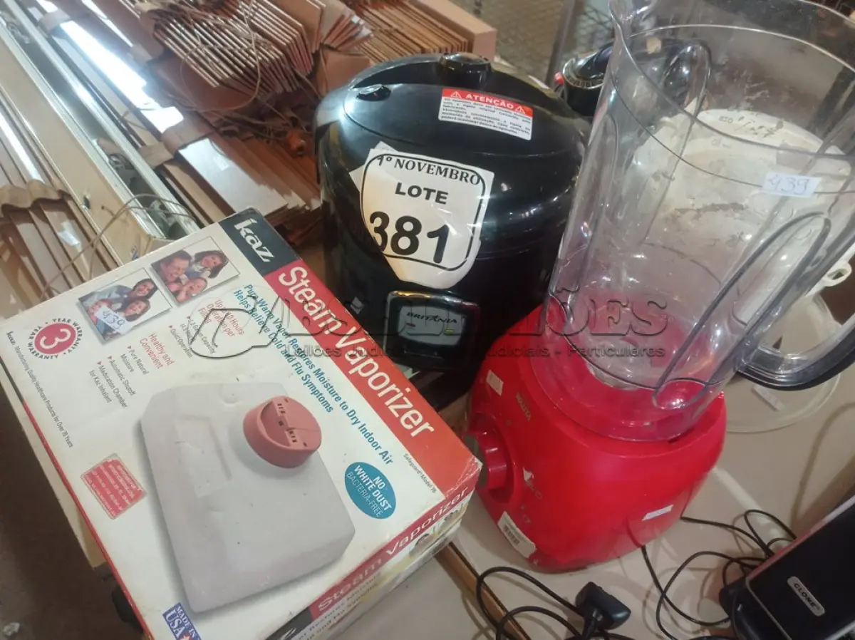 LOTE 381 - 02 PANELAS ELÉTRICAS, 01 LIQUIDIFICADOR, 02 FERROS DE PASSAR E 01 VAPORIZADOR MARCAS E MODELOS DIVERSOS. (NO ESTADO) ATENÇÃO! FAZER A VISITAÇÃO ANTES DE ARREMATAR, NÃO SABEMOS SE FUNCIONA. LEILÃO NÃO TEM GARANTIA E NEM DEVOLUÇÃO, SUJEITO A POSSÍVEIS AVARIAS VISÍVEIS/OCULTAS E/OU AUSÊNCIA DE COMPONENTES.
