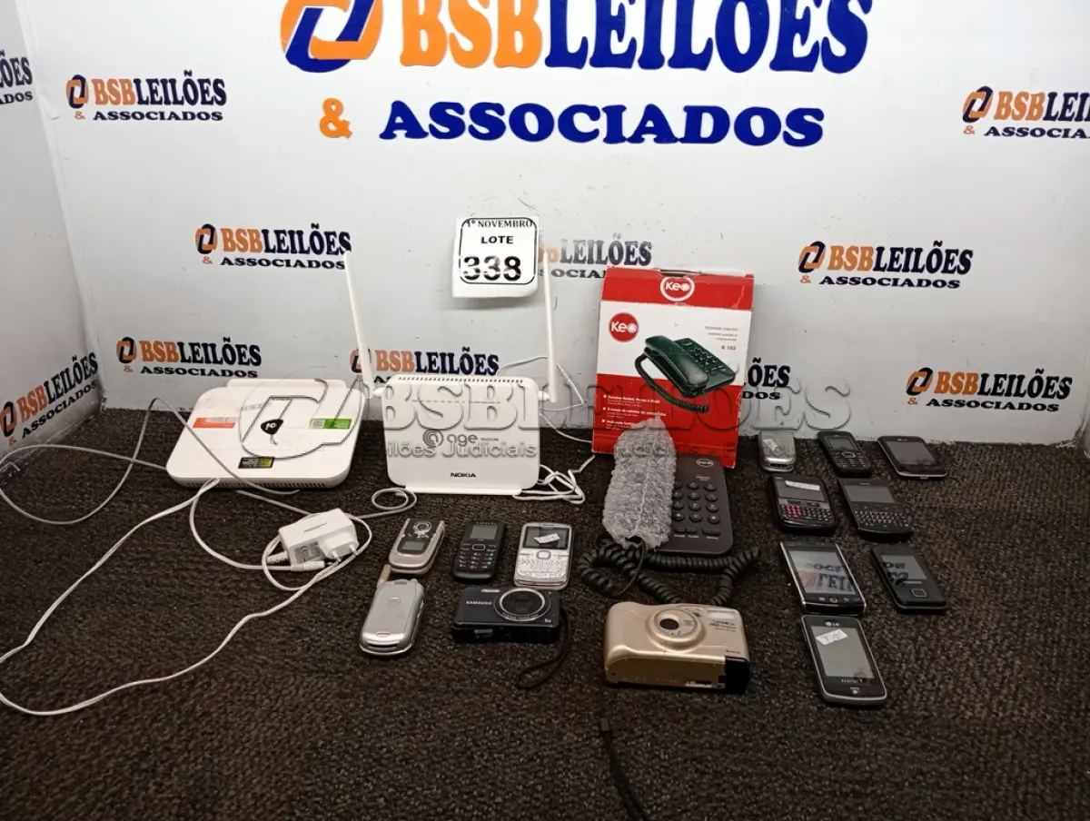 LOTE 338 - 02 ROTEADORES, 01 MÁQUINA FOTOGRÁFICA E ELETRÔNICOS DIVERSOS. (NO ESTADO) ATENÇÃO! FAZER A VISITAÇÃO ANTES DE ARREMATAR, NÃO SABEMOS SE FUNCIONA. LEILÃO NÃO TEM GARANTIA E NEM DEVOLUÇÃO, SUJEITO A POSSÍVEIS AVARIAS VISÍVEIS/OCULTAS E/OU AUSÊNCIA DE COMPONENTES.