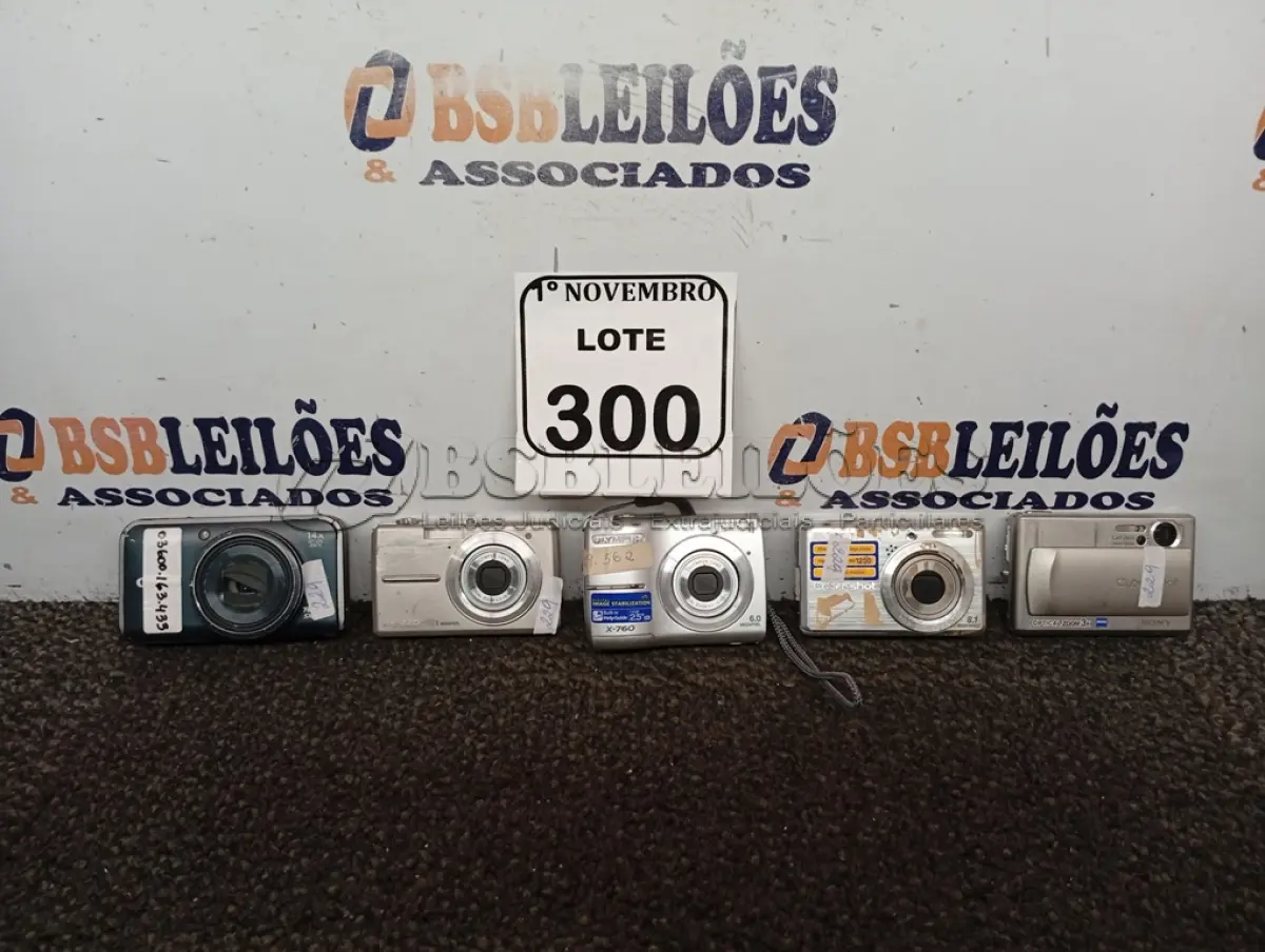 LOTE 300 - 01 LOTE COM 05 CÂMERAS DIGITAIS DIVERSAS. (NO ESTADO) ATENÇÃO! FAZER A VISITAÇÃO ANTES DE ARREMATAR, NÃO SABEMOS SE FUNCIONA. LEILÃO NÃO TEM GARANTIA E NEM DEVOLUÇÃO, SUJEITO A POSSÍVEIS AVARIAS VISÍVEIS/OCULTAS E/OU AUSÊNCIA DE COMPONENTES.