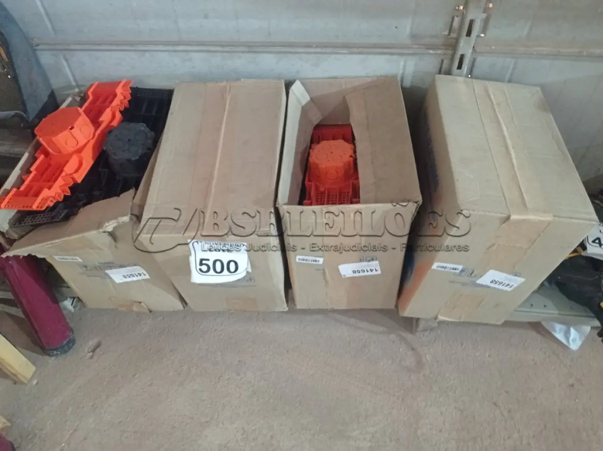 LOTE 500 - 04 CAIXAS DE LUZ OCTOGONAL. (NO ESTADO) ATENÇÃO! FAZER A VISITAÇÃO ANTES DE ARREMATAR, NÃO SABEMOS SE FUNCIONA. LEILÃO NÃO TEM GARANTIA E NEM DEVOLUÇÃO, SUJEITO A POSSÍVEIS AVARIAS VISÍVEIS/OCULTAS E/OU AUSÊNCIA DE COMPONENTES.