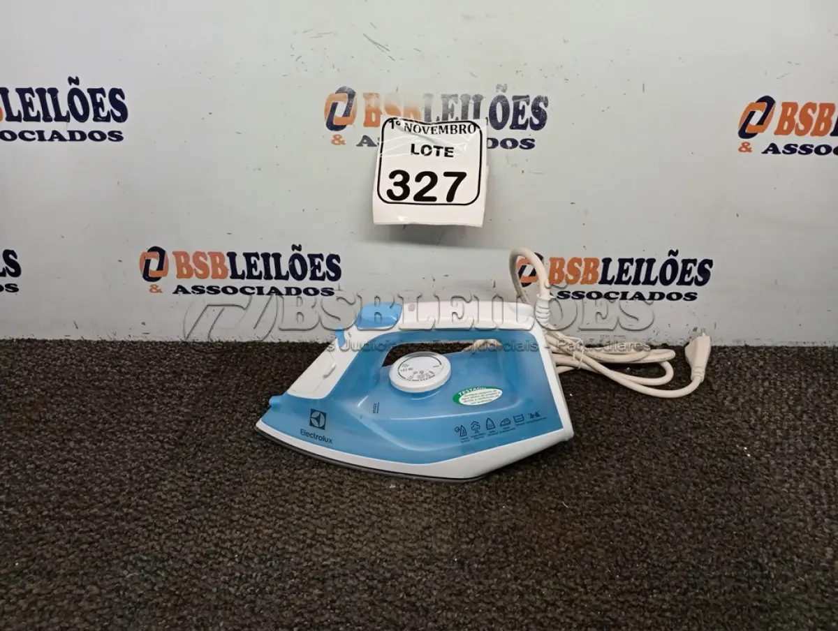 LOTE 327 - 01 FERRO A VAPOR P/ PASSAR ROUPAS ELECTROLUX COR BRANCA C/AZUL (NOVO). (NO ESTADO) ATENÇÃO! FAZER A VISITAÇÃO ANTES DE ARREMATAR, NÃO SABEMOS SE FUNCIONA. LEILÃO NÃO TEM GARANTIA E NEM DEVOLUÇÃO, SUJEITO A POSSÍVEIS AVARIAS VISÍVEIS/OCULTAS E/OU AUSÊNCIA DE COMPONENTES.
