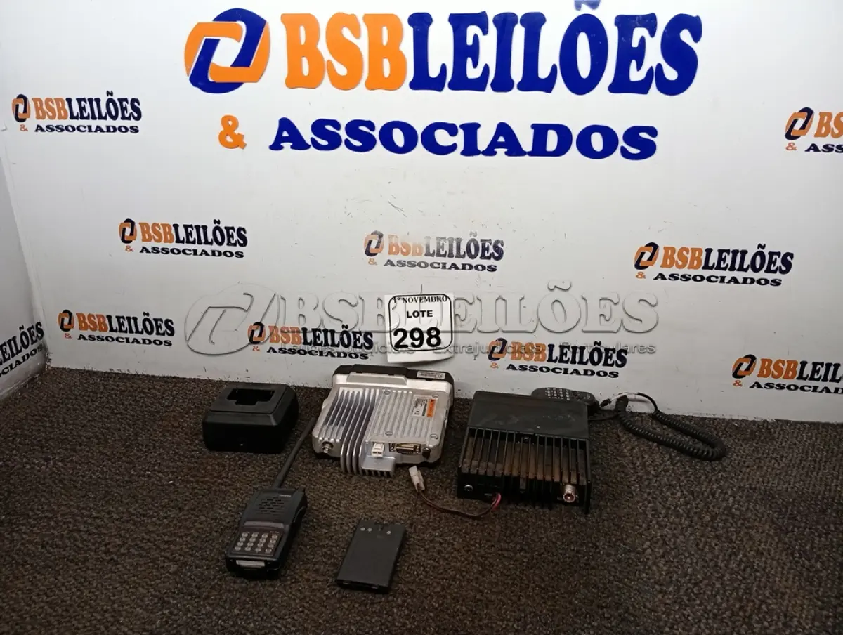 LOTE 298 - 03 RÁDIOS COMUNICADORES MARCAS E MODELOS DIVERSOS. (NO ESTADO) ATENÇÃO! FAZER A VISITAÇÃO ANTES DE ARREMATAR, NÃO SABEMOS SE FUNCIONA. LEILÃO NÃO TEM GARANTIA E NEM DEVOLUÇÃO, SUJEITO A POSSÍVEIS AVARIAS VISÍVEIS/OCULTAS E/OU AUSÊNCIA DE COMPONENTES.