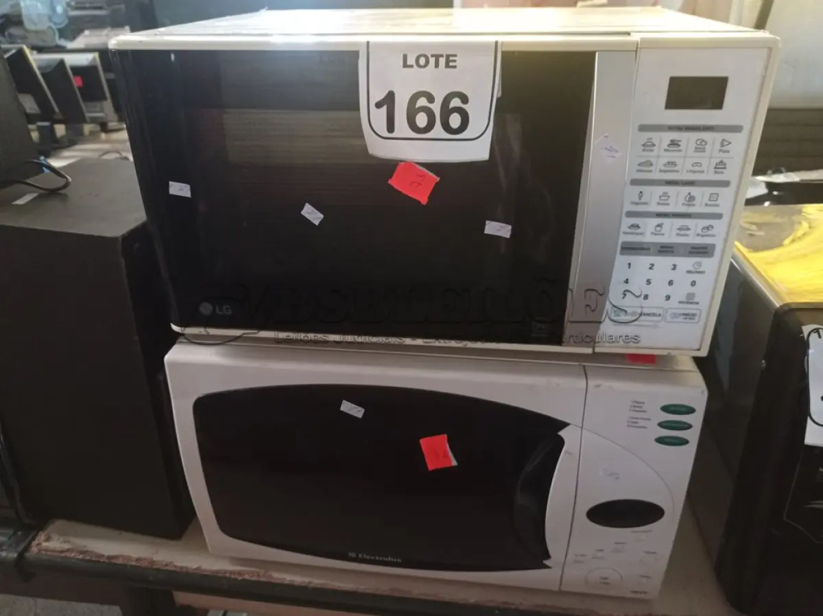 LOTE 166 - 02 MICRO-ONDAS MARCAS ELECTROLUX E LG C/ PRATOS (NO ESTADO) ATENÇÃO! FAZER A VISITAÇÃO ANTES DE ARREMATAR, NÃO SABEMOS SE FUNCIONA. LEILÃO NÃO TEM GARANTIA E NEM DEVOLUÇÃO, SUJEITO A POSSÍVEIS AVARIAS VISÍVEIS/OCULTAS E/OU AUSÊNCIA DE COMPONENTES.