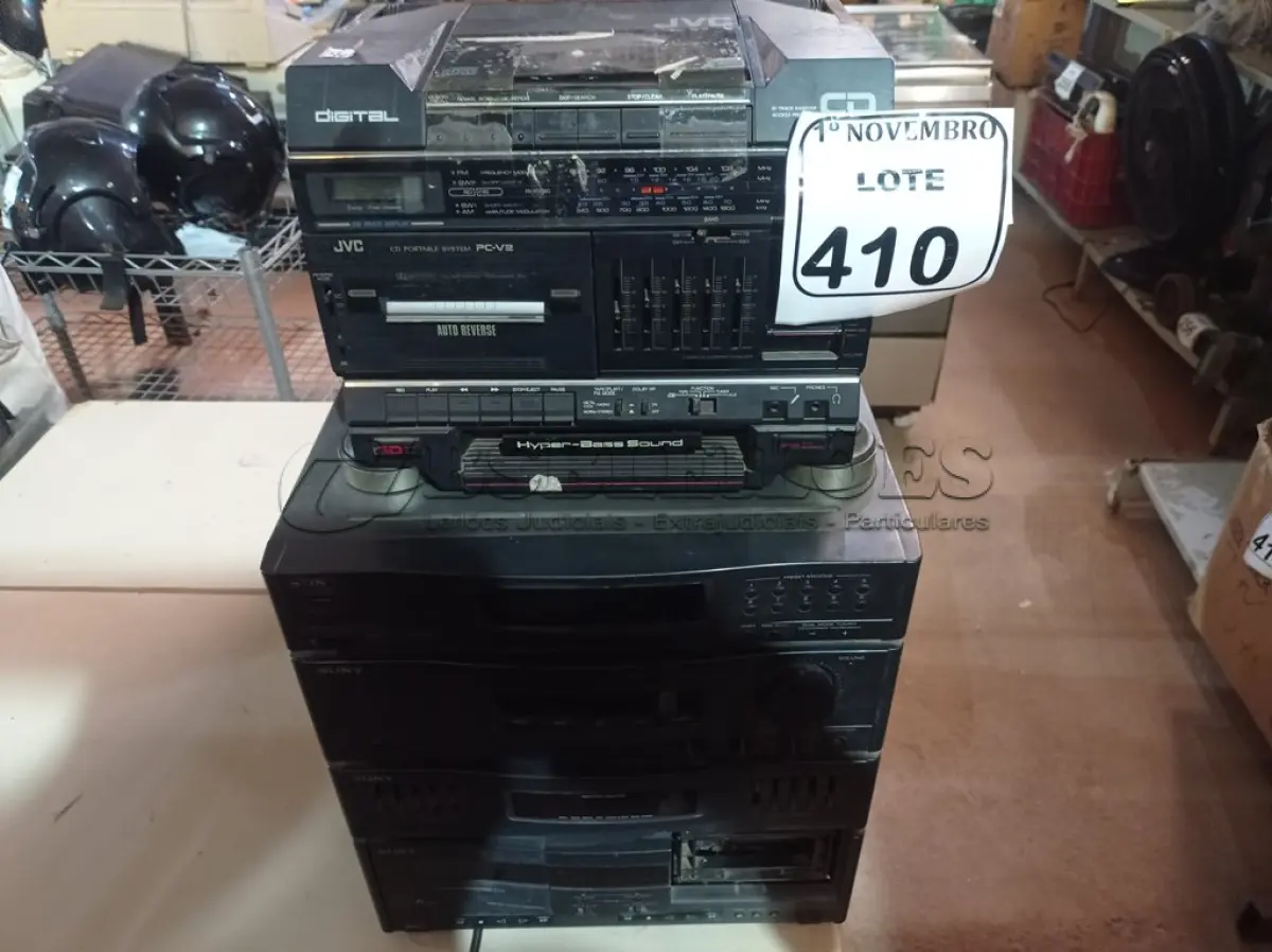 LOTE 410 - 02 TOCA DISCOS E 01 RECEIVER E 01 TOCA CDS C/AVARIAS MARCAS E MODELOS DIVERSOS.   (NO ESTADO) ATENÇÃO! FAZER A VISITAÇÃO ANTES DE ARREMATAR, NÃO SABEMOS SE FUNCIONA. LEILÃO NÃO TEM GARANTIA E NEM DEVOLUÇÃO, SUJEITO A POSSÍVEIS AVARIAS VISÍVEIS/OCULTAS E/OU AUSÊNCIA DE COMPONENTES.