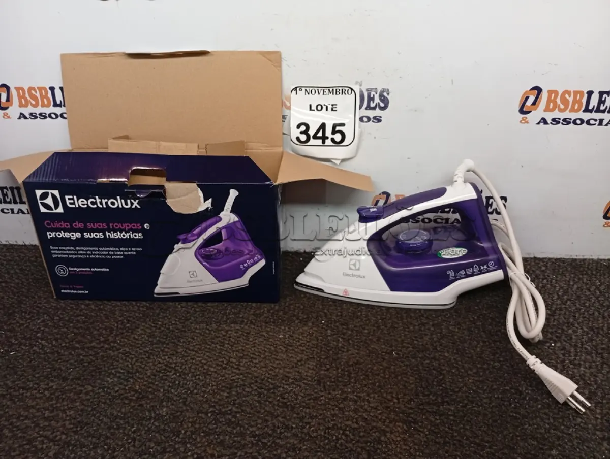LOTE 345 - 01 FERRO A VAPOR P/ PASSAR ROUPAS ELECTROLUX COR BRANCA C/AZUL (NOVO). (NO ESTADO) ATENÇÃO! FAZER A VISITAÇÃO ANTES DE ARREMATAR, NÃO SABEMOS SE FUNCIONA. LEILÃO NÃO TEM GARANTIA E NEM DEVOLUÇÃO, SUJEITO A POSSÍVEIS AVARIAS VISÍVEIS/OCULTAS E/OU AUSÊNCIA DE COMPONENTES.