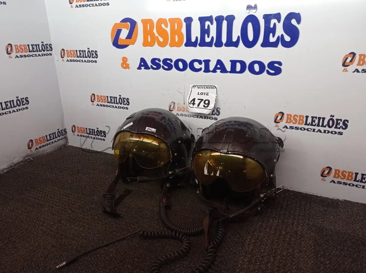 LOTE 479 - 02 CAPACETES DE PILOTO. (NO ESTADO) ATENÇÃO! FAZER A VISITAÇÃO ANTES DE ARREMATAR, NÃO SABEMOS SE FUNCIONA. LEILÃO NÃO TEM GARANTIA E NEM DEVOLUÇÃO, SUJEITO A POSSÍVEIS AVARIAS VISÍVEIS/OCULTAS E/OU AUSÊNCIA DE COMPONENTES.