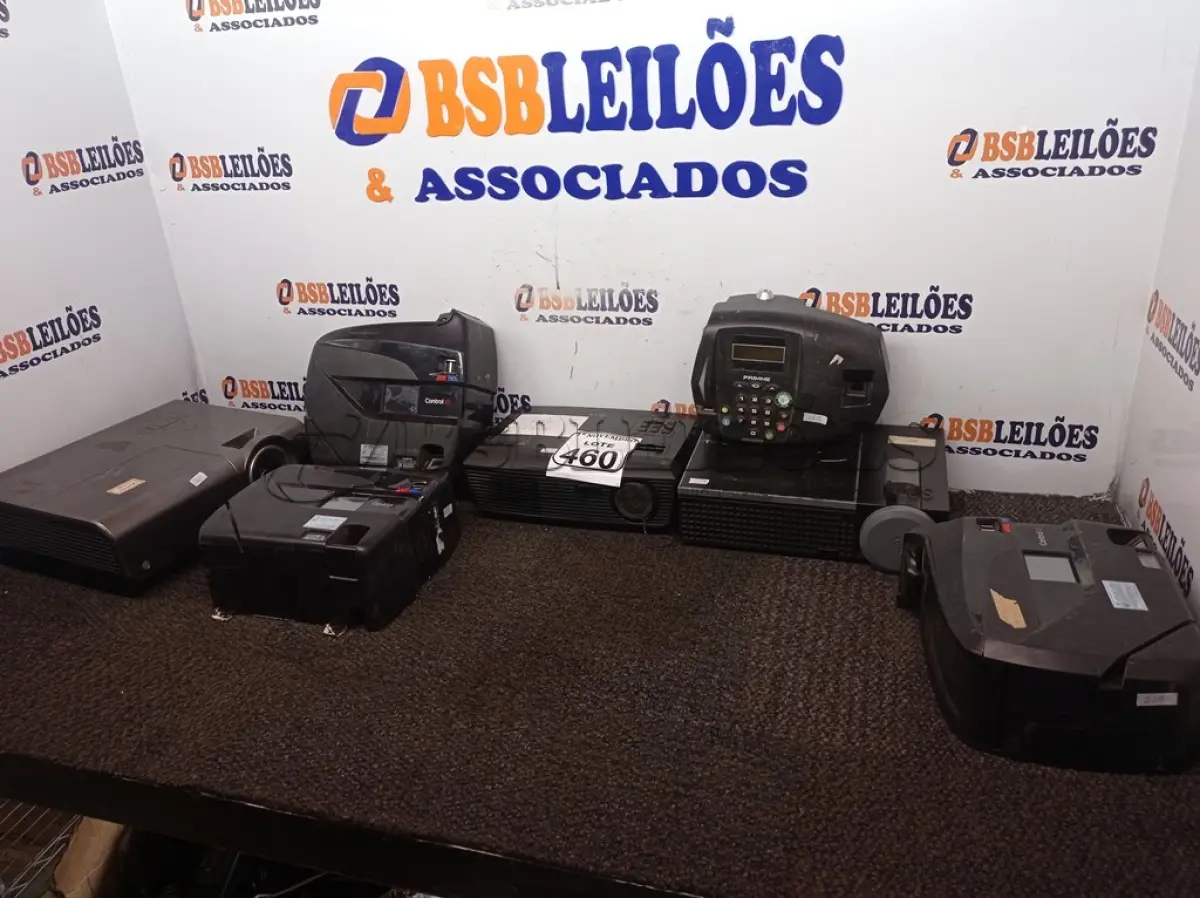 LOTE 460 - 03 PROJETORES MULTIMIDIA MARCAS E MODELOS DIVERSOS. (NO ESTADO) ATENÇÃO! FAZER A VISITAÇÃO ANTES DE ARREMATAR, NÃO SABEMOS SE FUNCIONA. LEILÃO NÃO TEM GARANTIA E NEM DEVOLUÇÃO, SUJEITO A POSSÍVEIS AVARIAS VISÍVEIS/OCULTAS E/OU AUSÊNCIA DE COMPONENTES.