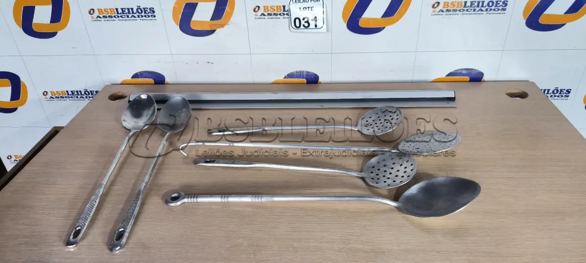 LOTE 031 - 03 COLHERES E 03 ESPUMADEIRAS EM ALUMÍNIO. (NO ESTADO) ATENÇÃO! FAZER A VISITAÇÃO ANTES DE ARREMATAR, NÃO SABEMOS SE FUNCIONA. LEILÃO NÃO TEM GARANTIA E NEM DEVOLUÇÃO, SUJEITO A POSSÍVEIS AVARIAS VISÍVEIS/OCULTAS E/OU AUSÊNCIA DE COMPONENTES.