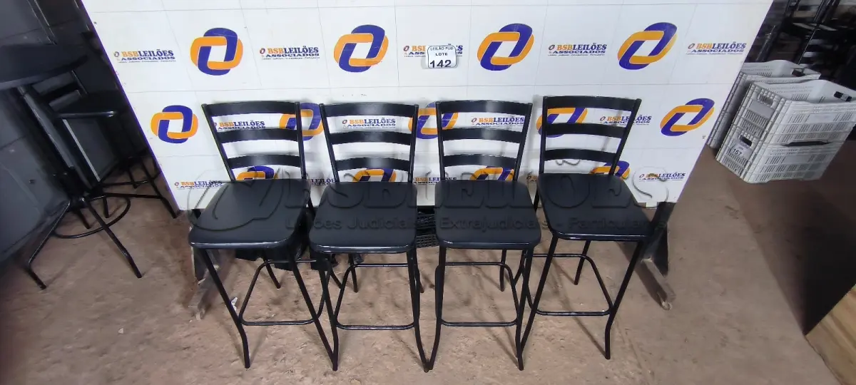 LOTE 142 - 04 BANQUETAS ALTAS. (NO ESTADO) ATENÇÃO! FAZER A VISITAÇÃO ANTES DE ARREMATAR, NÃO SABEMOS SE FUNCIONA. LEILÃO NÃO TEM GARANTIA E NEM DEVOLUÇÃO, SUJEITO A POSSÍVEIS AVARIAS VISÍVEIS/OCULTAS E/OU AUSÊNCIA DE COMPONENTES.