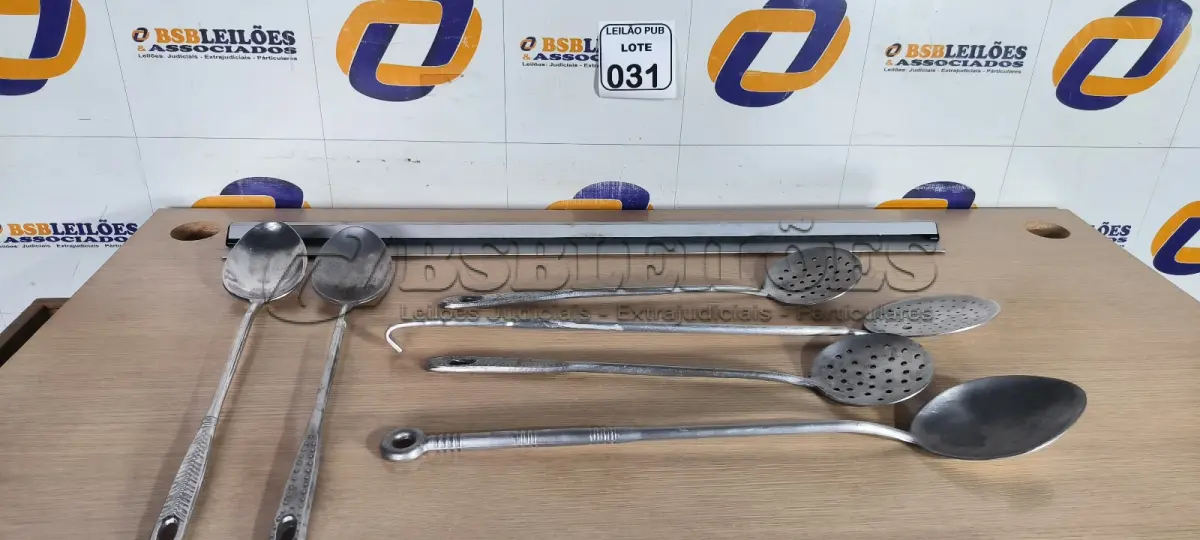 LOTE 031 - 03 COLHERES E 03 ESPUMADEIRAS EM ALUMÍNIO. (NO ESTADO) ATENÇÃO! FAZER A VISITAÇÃO ANTES DE ARREMATAR, NÃO SABEMOS SE FUNCIONA. LEILÃO NÃO TEM GARANTIA E NEM DEVOLUÇÃO, SUJEITO A POSSÍVEIS AVARIAS VISÍVEIS/OCULTAS E/OU AUSÊNCIA DE COMPONENTES.