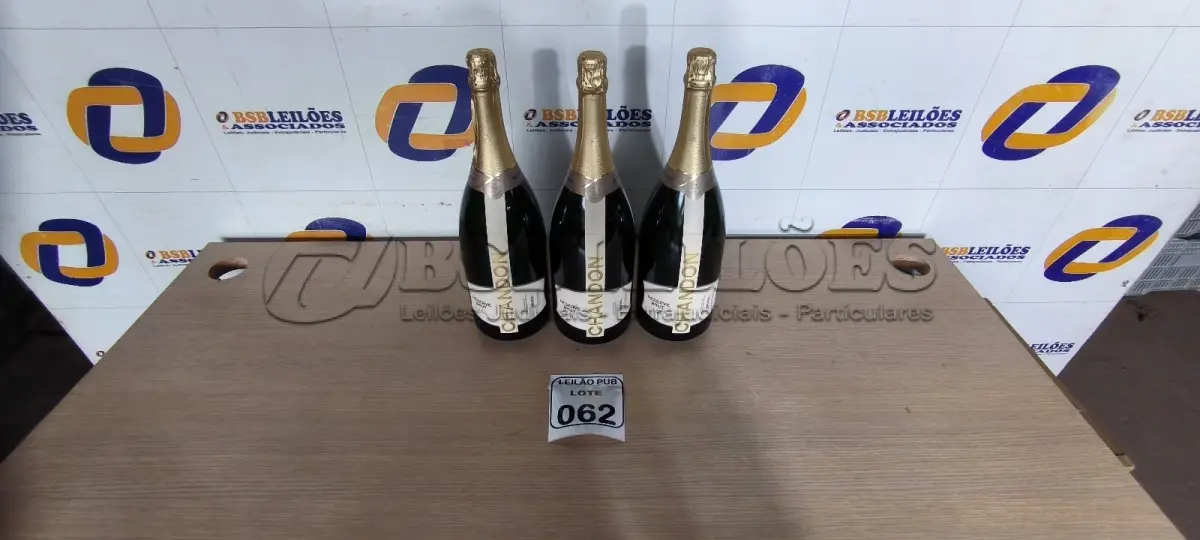 LOTE 062 - 03 GARRAFAS DE CHANDON PARA DECORAÇÃO. (VAZIA) (NO ESTADO) ATENÇÃO! FAZER A VISITAÇÃO ANTES DE ARREMATAR, NÃO SABEMOS SE FUNCIONA. LEILÃO NÃO TEM GARANTIA E NEM DEVOLUÇÃO, SUJEITO A POSSÍVEIS AVARIAS VISÍVEIS/OCULTAS E/OU AUSÊNCIA DE COMPONENTES.