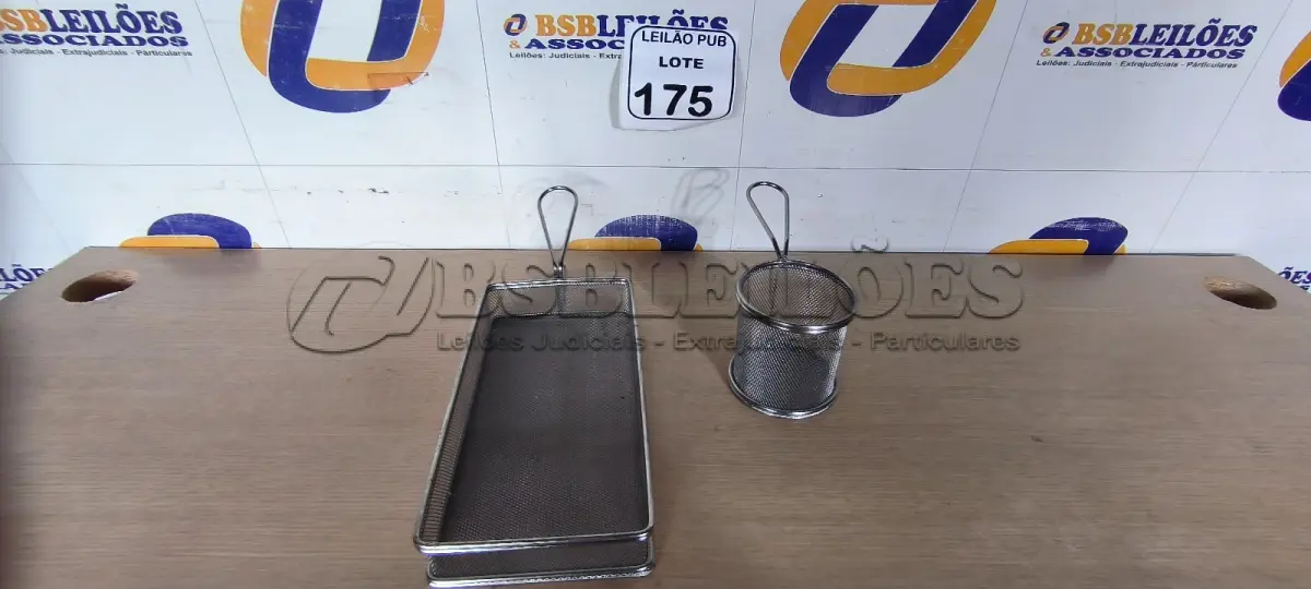 LOTE 175 - 02 CESTAS PARA ALIMENTOS. (NO ESTADO) ATENÇÃO! FAZER A VISITAÇÃO ANTES DE ARREMATAR, NÃO SABEMOS SE FUNCIONA. LEILÃO NÃO TEM GARANTIA E NEM DEVOLUÇÃO, SUJEITO A POSSÍVEIS AVARIAS VISÍVEIS/OCULTAS E/OU AUSÊNCIA DE COMPONENTES.
