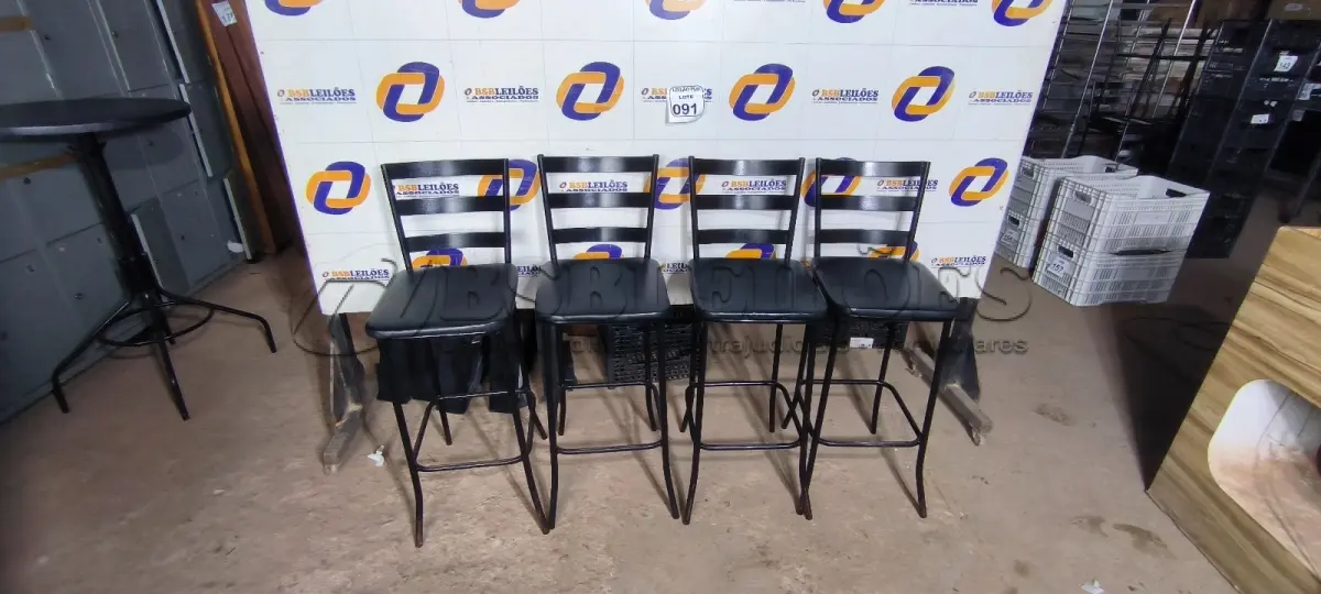 LOTE 091 - 04 BANQUETAS ALTAS. (NO ESTADO) ATENÇÃO! FAZER A VISITAÇÃO ANTES DE ARREMATAR, NÃO SABEMOS SE FUNCIONA. LEILÃO NÃO TEM GARANTIA E NEM DEVOLUÇÃO, SUJEITO A POSSÍVEIS AVARIAS VISÍVEIS/OCULTAS E/OU AUSÊNCIA DE COMPONENTES.