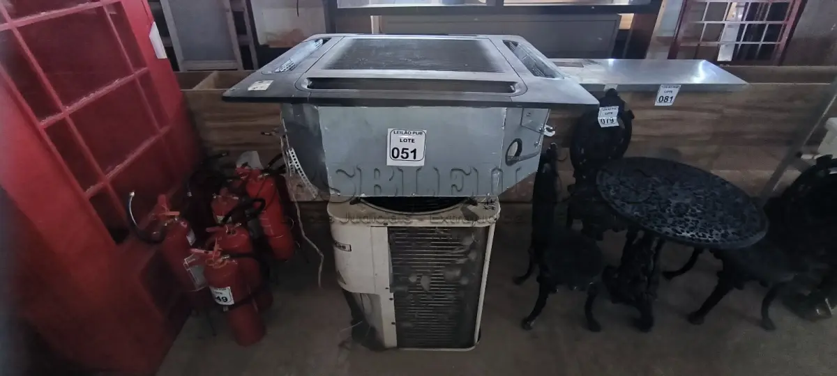 LOTE 051 - 01 AR CONDICIONADO COM EVAPORADORA DE TETO K7. (NO ESTADO) ATENÇÃO! FAZER A VISITAÇÃO ANTES DE ARREMATAR, NÃO SABEMOS SE FUNCIONA. LEILÃO NÃO TEM GARANTIA E NEM DEVOLUÇÃO, SUJEITO A POSSÍVEIS AVARIAS VISÍVEIS/OCULTAS E/OU AUSÊNCIA DE COMPONENTES.