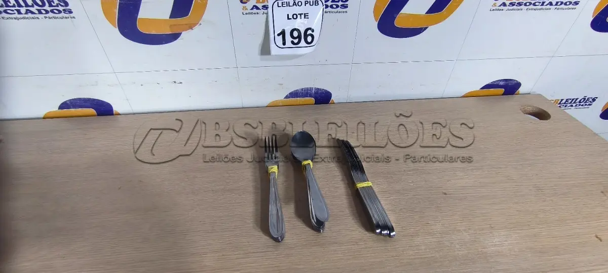 LOTE 196 - 10 GARFOS ,10 COLHERES E 10 FACAS DE MESA. (NO ESTADO) ATENÇÃO! FAZER A VISITAÇÃO ANTES DE ARREMATAR, NÃO SABEMOS SE FUNCIONA. LEILÃO NÃO TEM GARANTIA E NEM DEVOLUÇÃO, SUJEITO A POSSÍVEIS AVARIAS VISÍVEIS/OCULTAS E/OU AUSÊNCIA DE COMPONENTES.