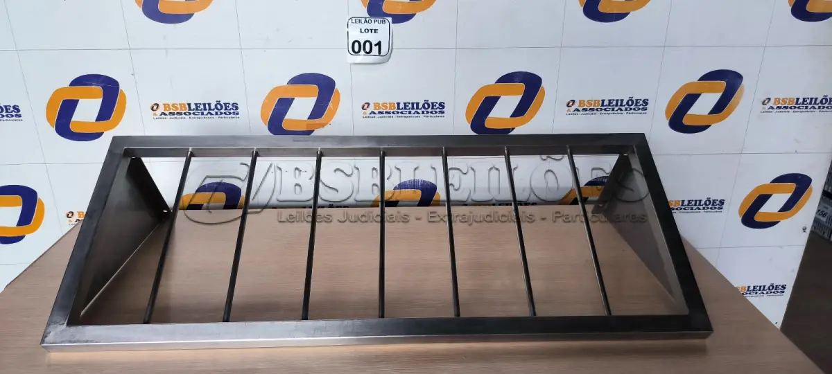 LOTE 001 - 01 PRATELEIRA DE PAREDE EM INOX VAZADA MEDINDO 1,00CM X 0,40CM. (NO ESTADO) ATENÇÃO! FAZER A VISITAÇÃO ANTES DE ARREMATAR, NÃO SABEMOS SE FUNCIONA. LEILÃO NÃO TEM GARANTIA E NEM DEVOLUÇÃO, SUJEITO A POSSÍVEIS AVARIAS VISÍVEIS/OCULTAS E/OU AUSÊNCIA DE COMPONENTES.