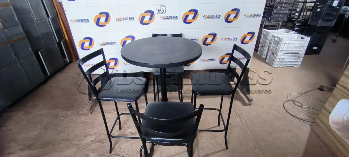 LOTE 160 - 01 MESA BISTRÔ COM 04 BANQUETAS ALTA. (NO ESTADO) ATENÇÃO! FAZER A VISITAÇÃO ANTES DE ARREMATAR, NÃO SABEMOS SE FUNCIONA. LEILÃO NÃO TEM GARANTIA E NEM DEVOLUÇÃO, SUJEITO A POSSÍVEIS AVARIAS VISÍVEIS/OCULTAS E/OU AUSÊNCIA DE COMPONENTES.