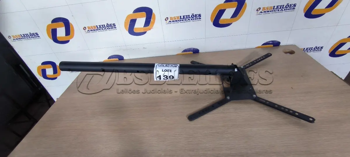 LOTE 139 - 01 SUPORTE PARA TELEVISÃO. (NO ESTADO) ATENÇÃO! FAZER A VISITAÇÃO ANTES DE ARREMATAR, NÃO SABEMOS SE FUNCIONA. LEILÃO NÃO TEM GARANTIA E NEM DEVOLUÇÃO, SUJEITO A POSSÍVEIS AVARIAS VISÍVEIS/OCULTAS E/OU AUSÊNCIA DE COMPONENTES.