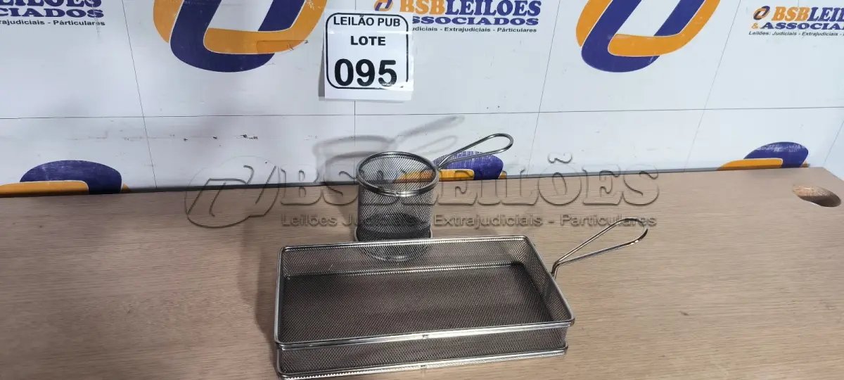 LOTE 095 - 02 CESTAS PARA ALIMENTOS. (NO ESTADO) ATENÇÃO! FAZER A VISITAÇÃO ANTES DE ARREMATAR, NÃO SABEMOS SE FUNCIONA. LEILÃO NÃO TEM GARANTIA E NEM DEVOLUÇÃO, SUJEITO A POSSÍVEIS AVARIAS VISÍVEIS/OCULTAS E/OU AUSÊNCIA DE COMPONENTES.