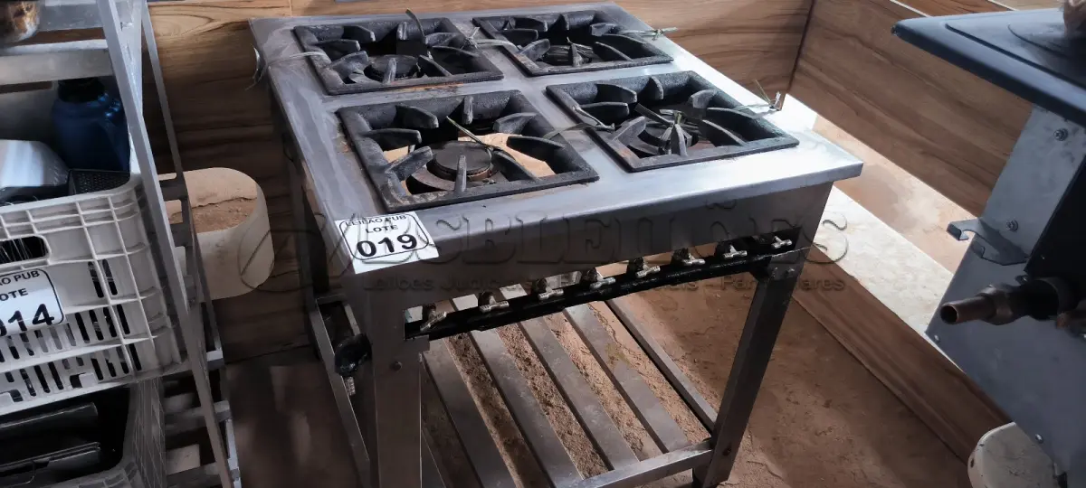 LOTE 019 - 01 FOGÃO EM INOX 04 BOCAS CHAMA DUPLA. (NO ESTADO) ATENÇÃO! FAZER A VISITAÇÃO ANTES DE ARREMATAR, NÃO SABEMOS SE FUNCIONA. LEILÃO NÃO TEM GARANTIA E NEM DEVOLUÇÃO, SUJEITO A POSSÍVEIS AVARIAS VISÍVEIS/OCULTAS E/OU AUSÊNCIA DE COMPONENTES.