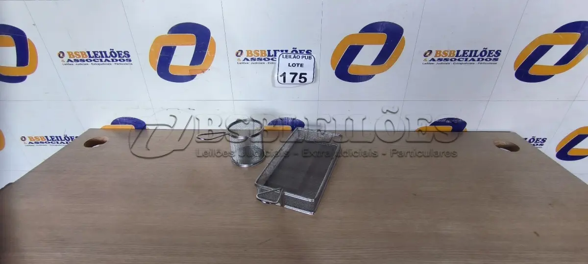 LOTE 175 - 02 CESTAS PARA ALIMENTOS. (NO ESTADO) ATENÇÃO! FAZER A VISITAÇÃO ANTES DE ARREMATAR, NÃO SABEMOS SE FUNCIONA. LEILÃO NÃO TEM GARANTIA E NEM DEVOLUÇÃO, SUJEITO A POSSÍVEIS AVARIAS VISÍVEIS/OCULTAS E/OU AUSÊNCIA DE COMPONENTES.